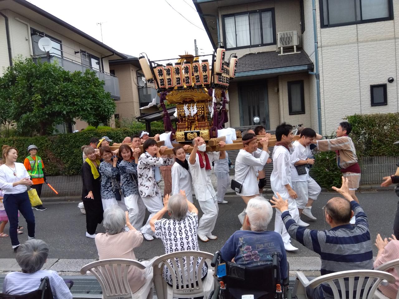 祭りだ祭り！！　神輿も参戦！！