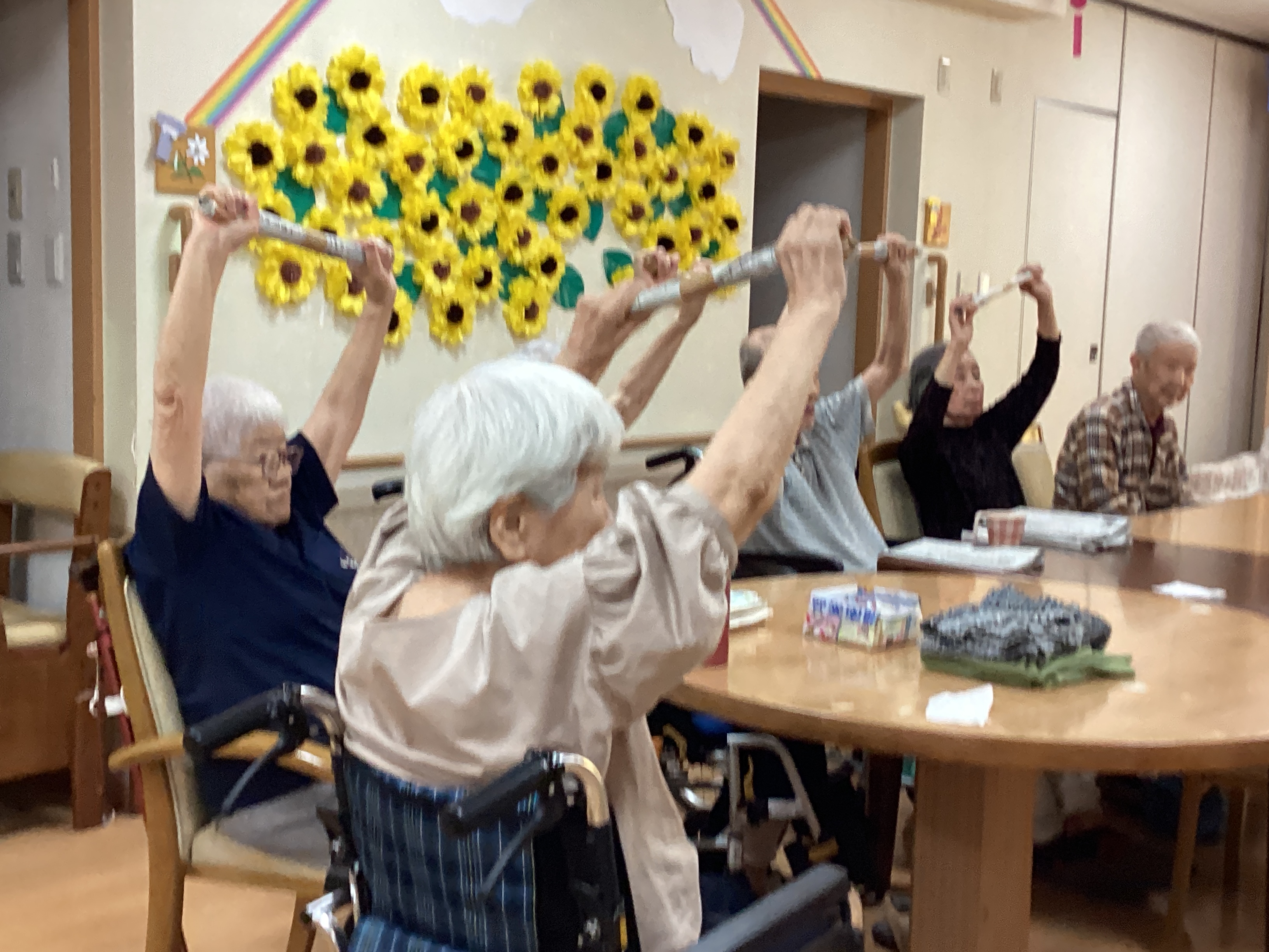 新聞棒を使ってみんなで体操