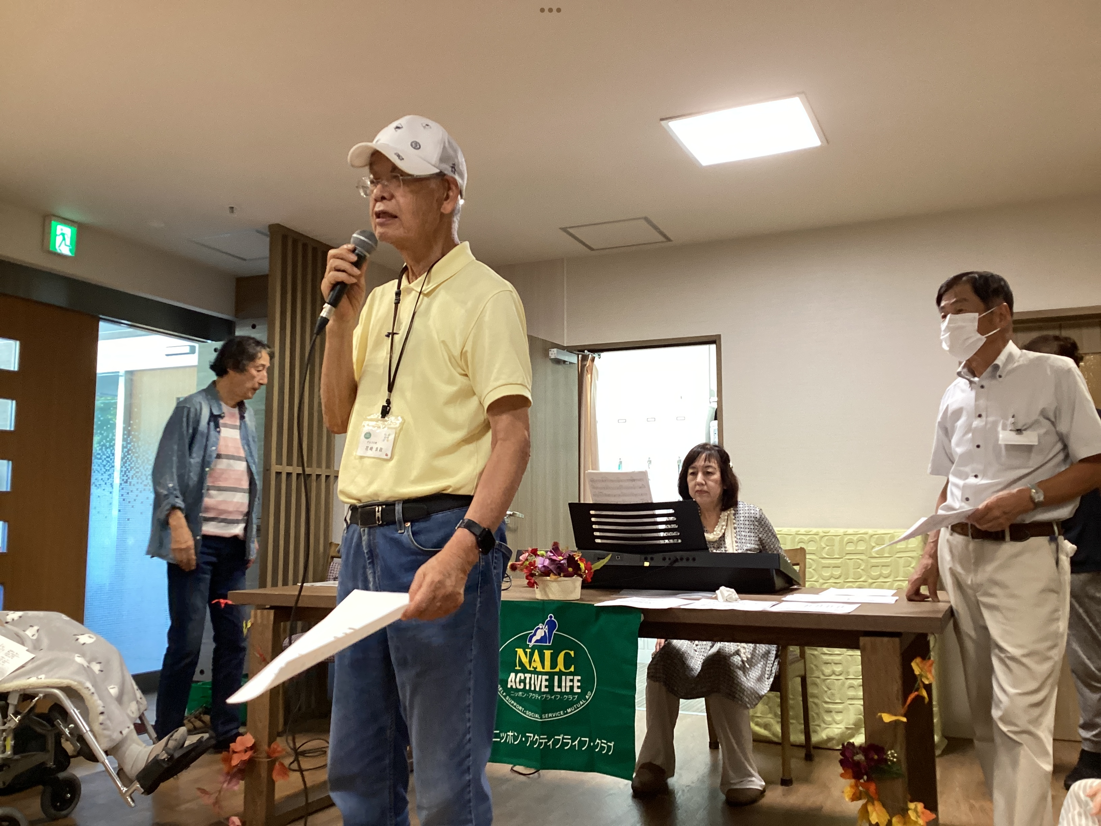 敬老会にてナルク川崎（だるまの会）さんの歌とピアノのレクリエーション