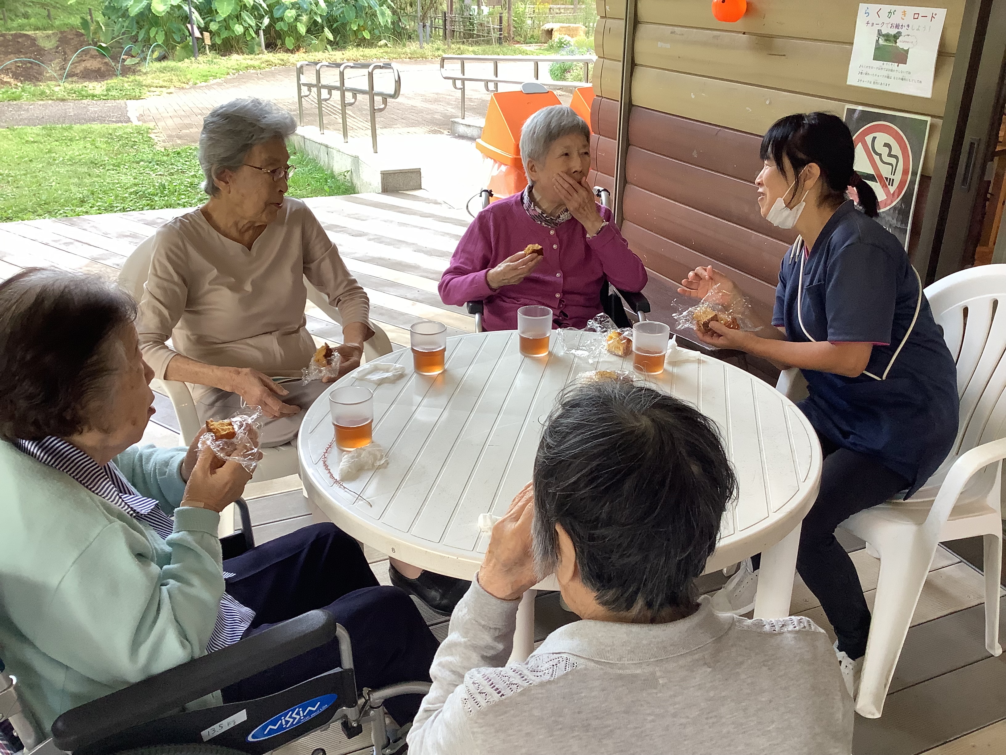 今日はお外でティータイム