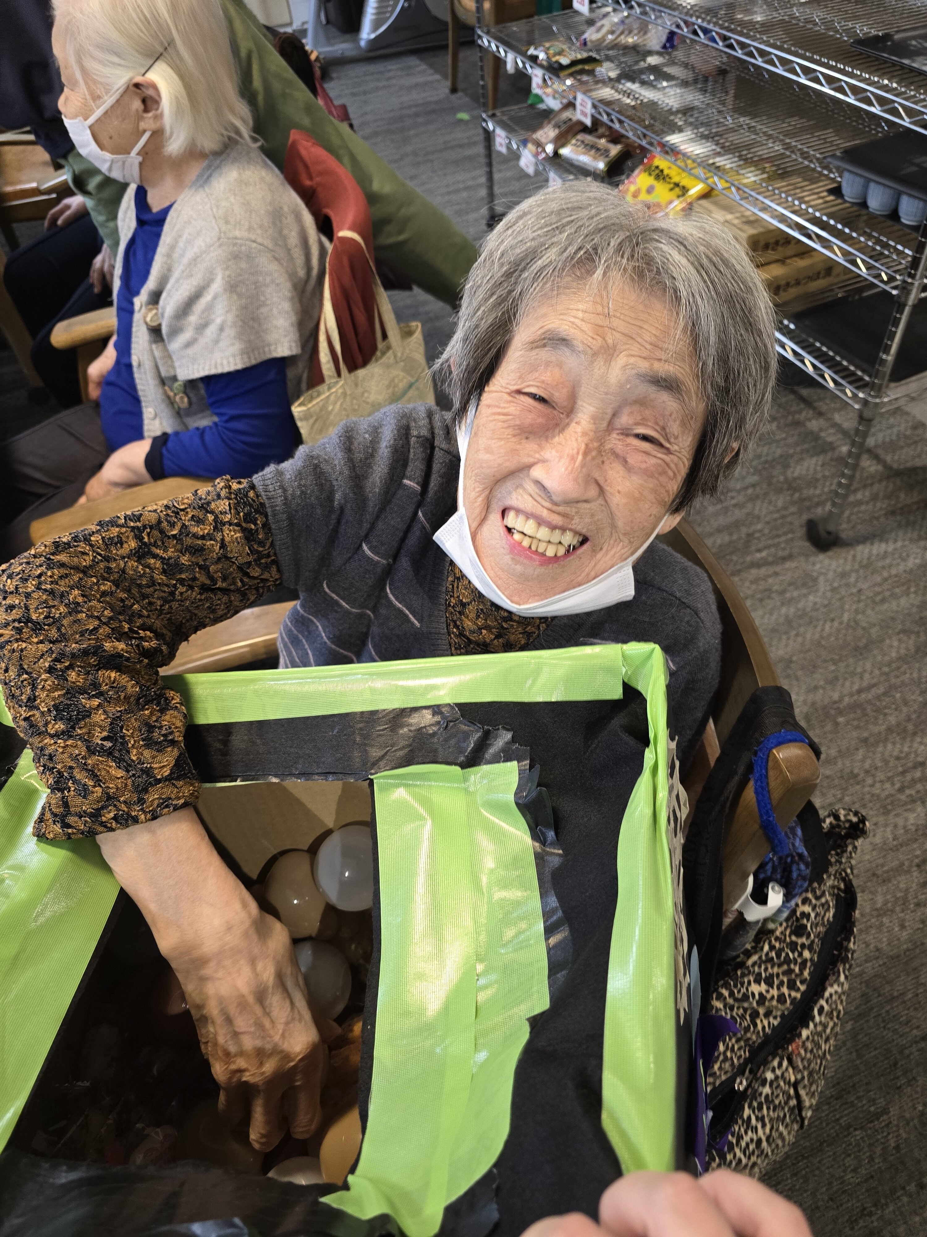【葛飾奥戸】ハロウィンお菓子の掴み取り(11月)