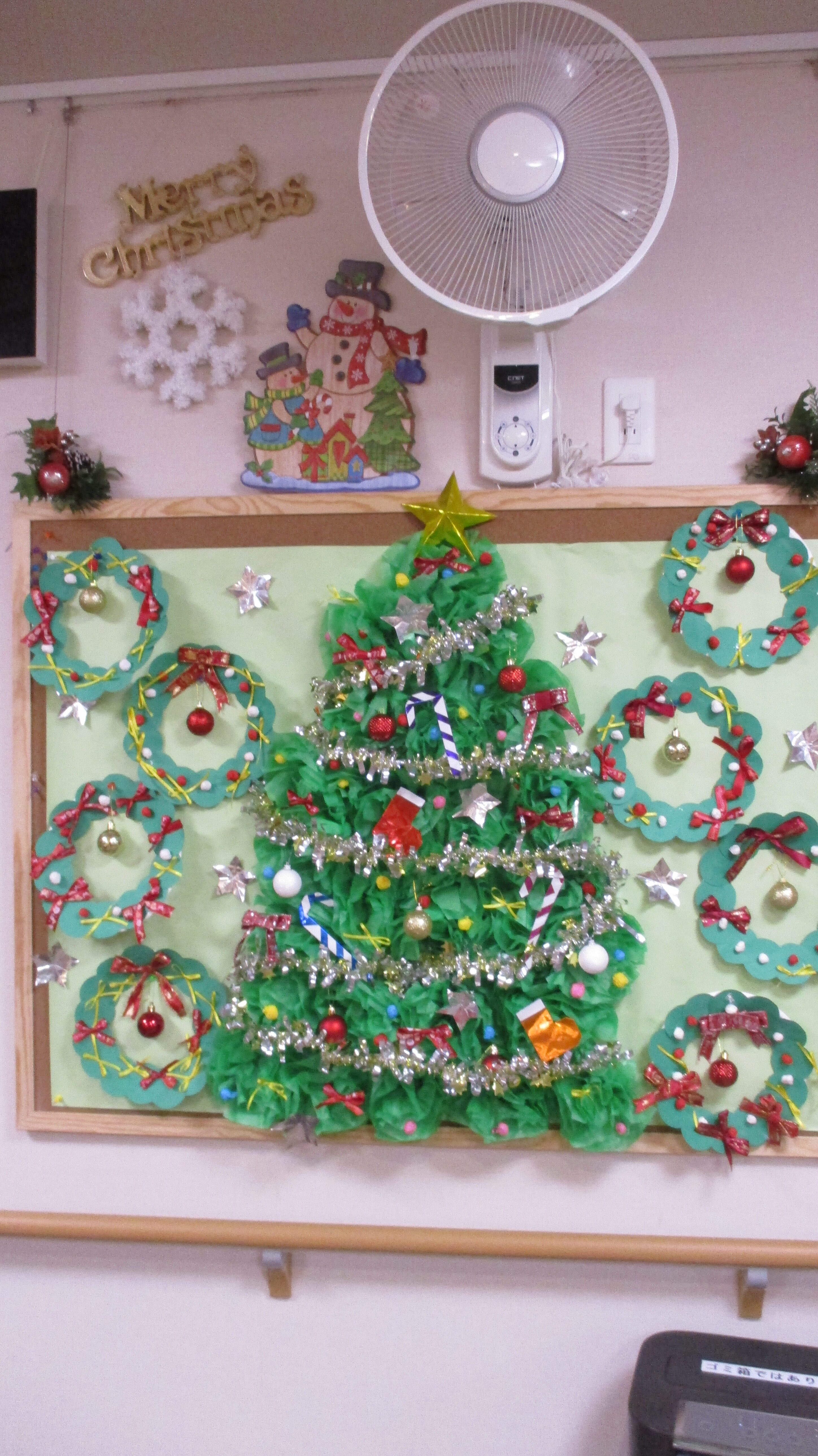 1階クリスマス壁画を作成しました。