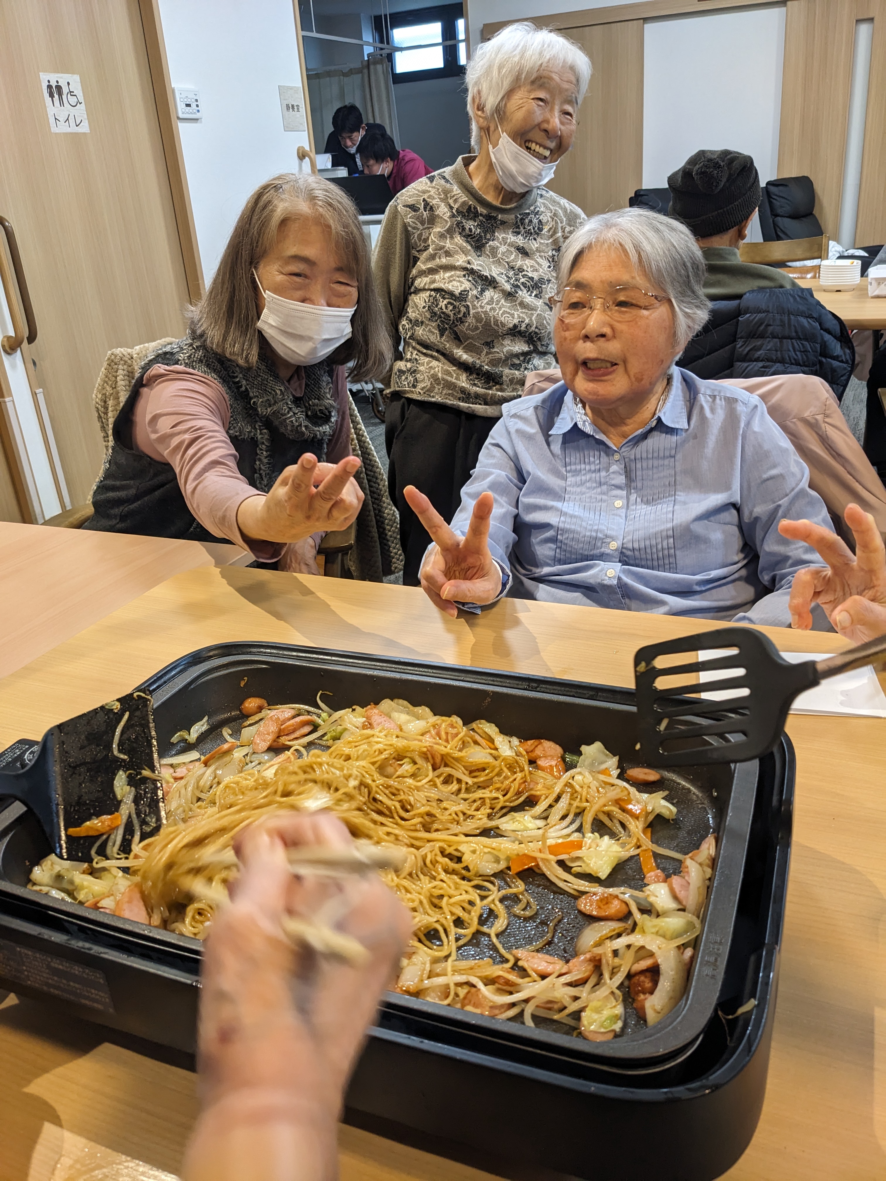 【葛飾奥戸】おやつレク 焼きそば(11月)