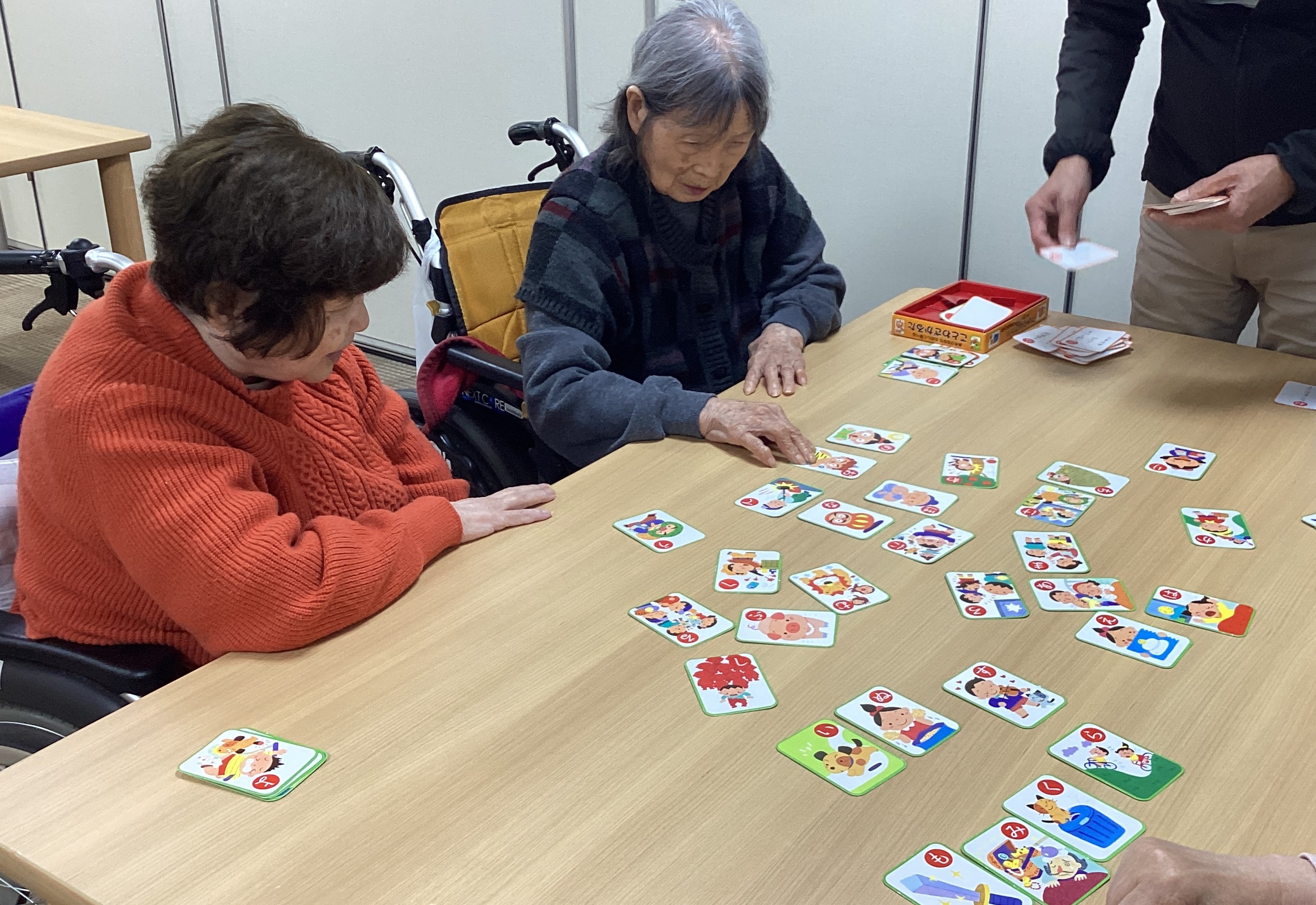 👋お正月のかるた取り👋と次回掲示物の作成風景🖋