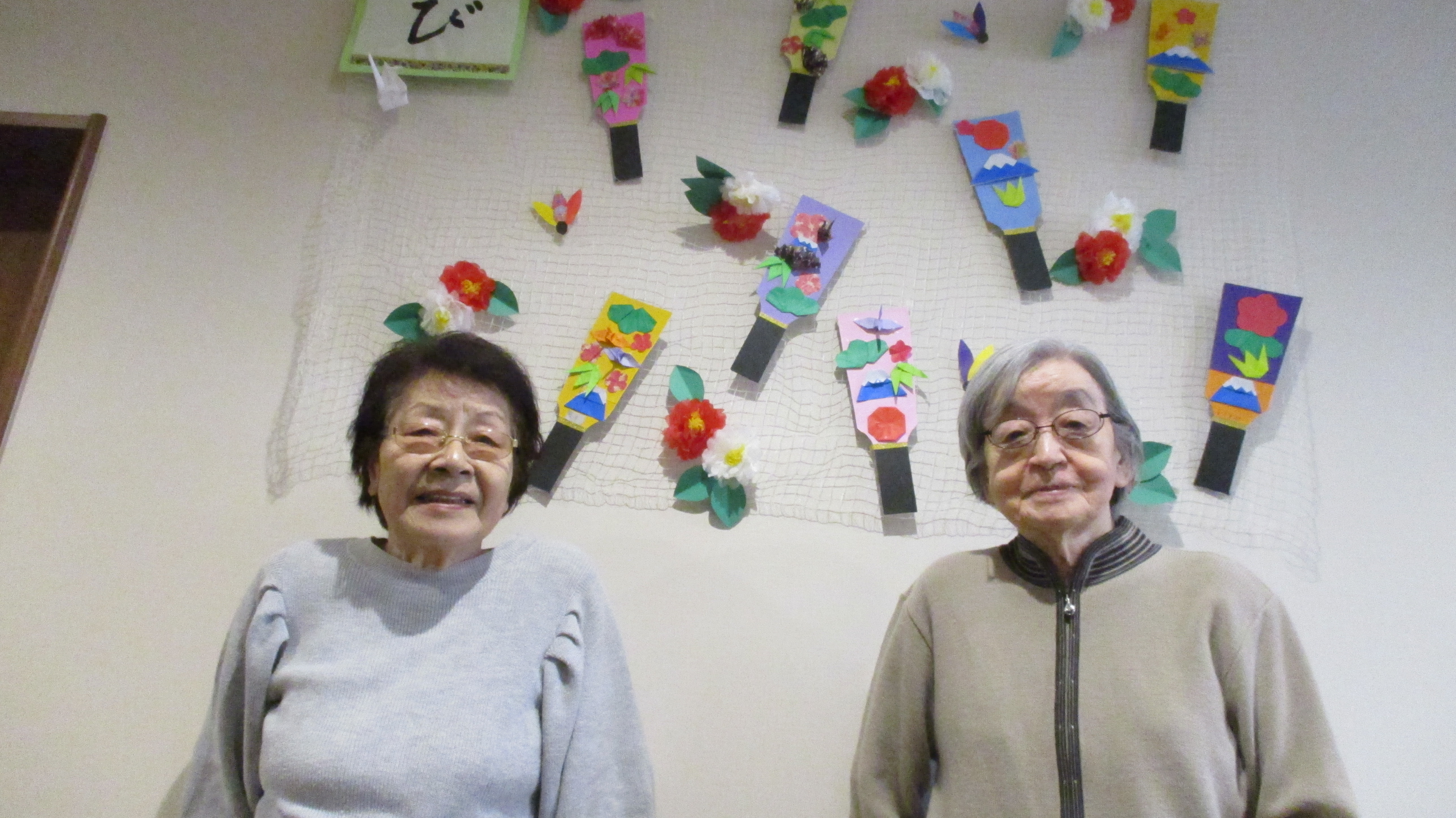 羽子板壁画前で写真