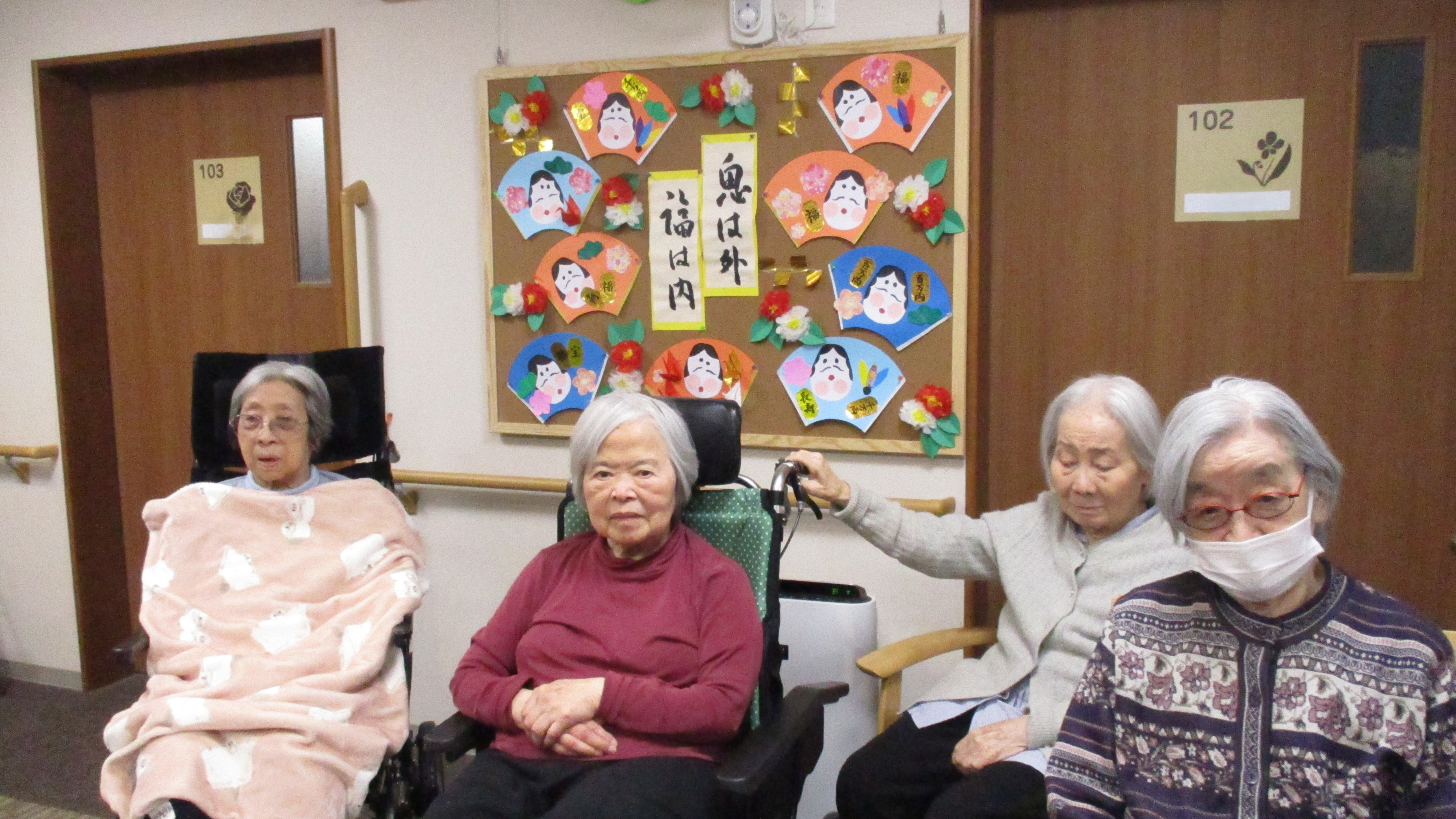 節分壁画前で集合写真