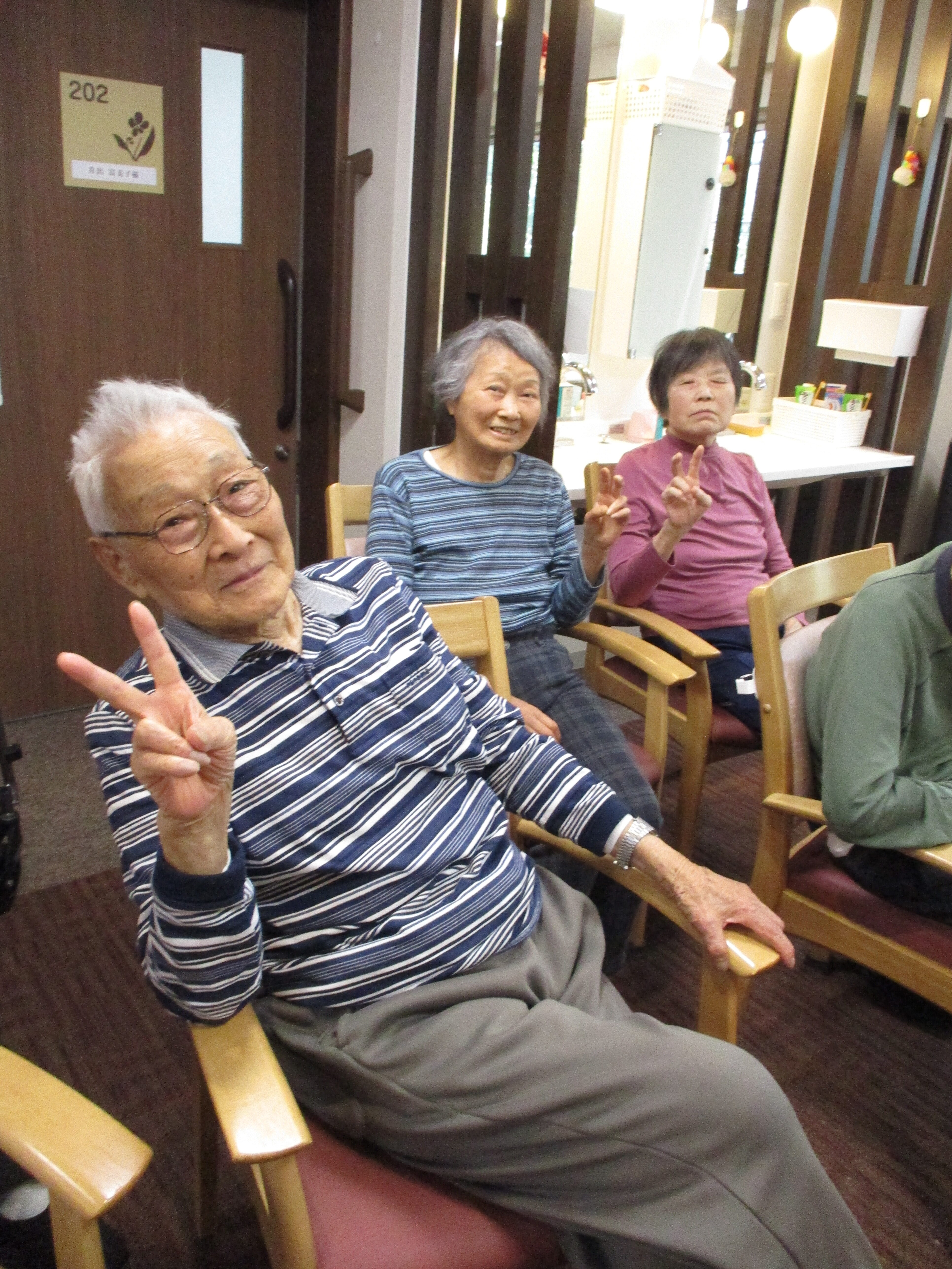 ２階の方々の集合写真とご様子
