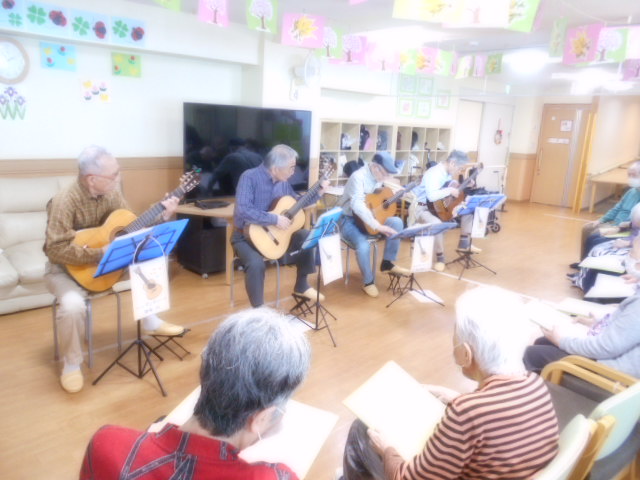 『ほっとダンディーズ』のギター演奏で心が温まりました