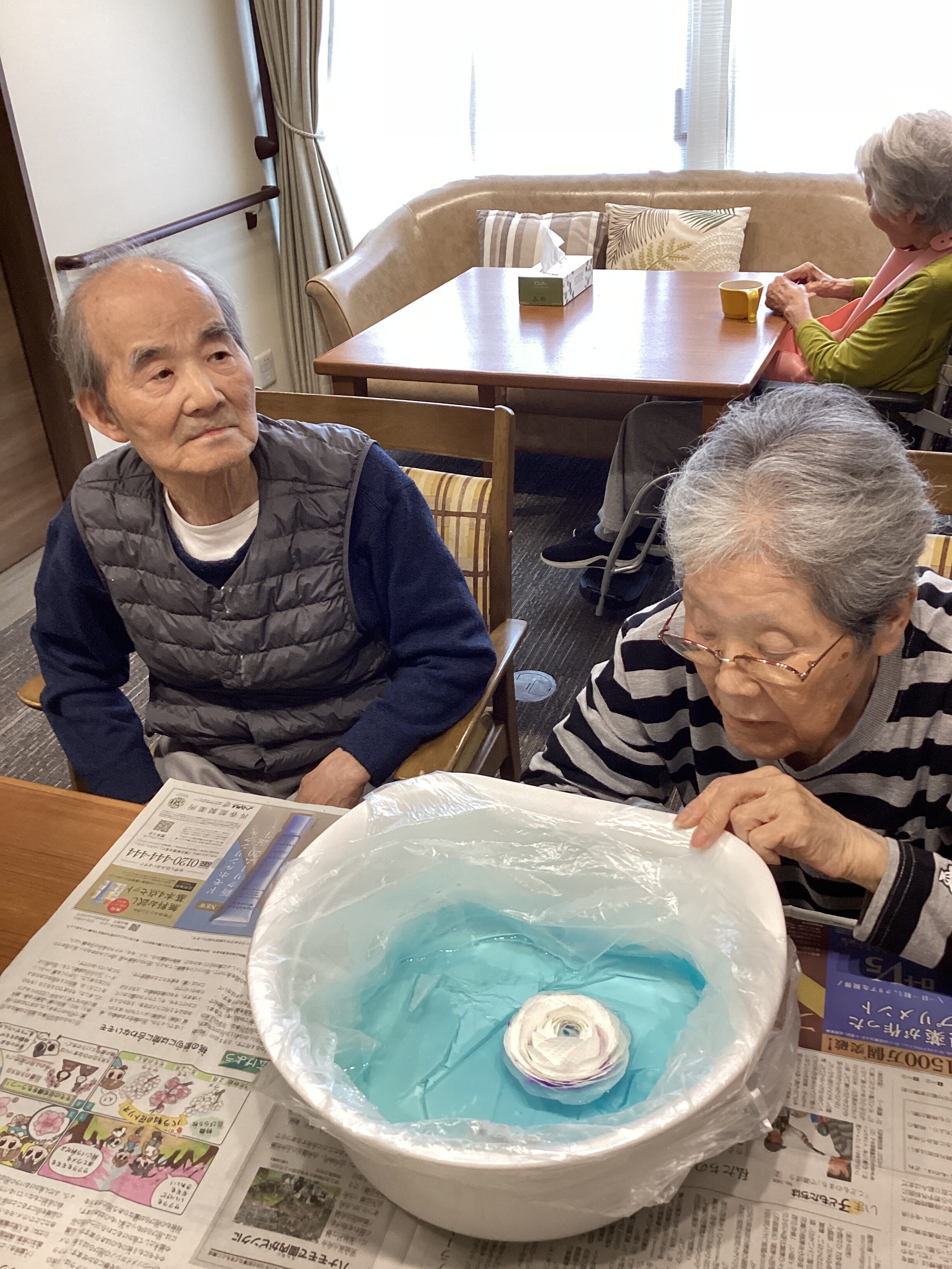 お花を作ったり、切り花をいけて飾ったり