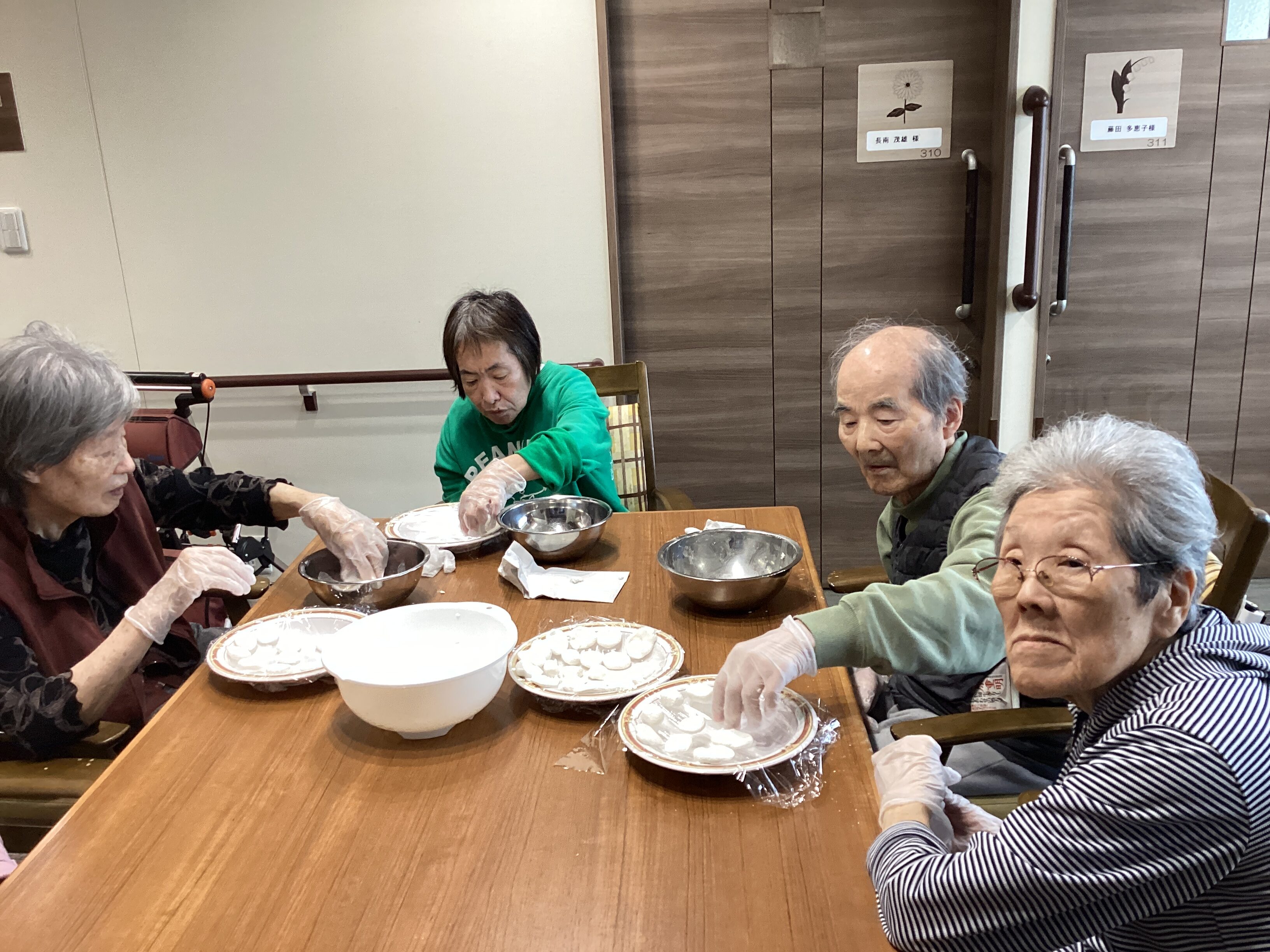 こねて、丸めて、ゆでで！
