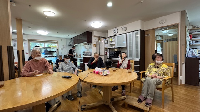 レクリエーションでカラオケ