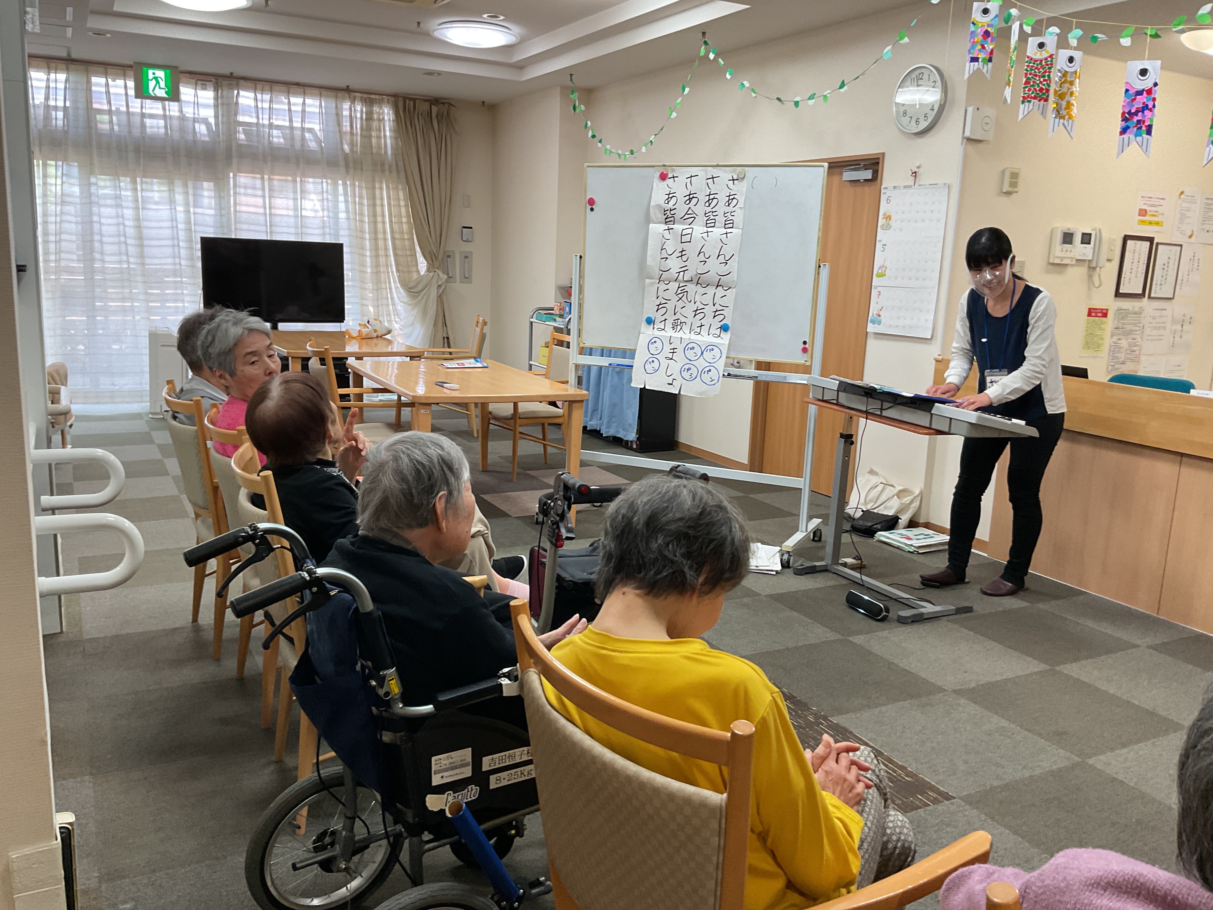 小規模多機能居宅介護　６月-①　いつも楽しみにされている音楽療法