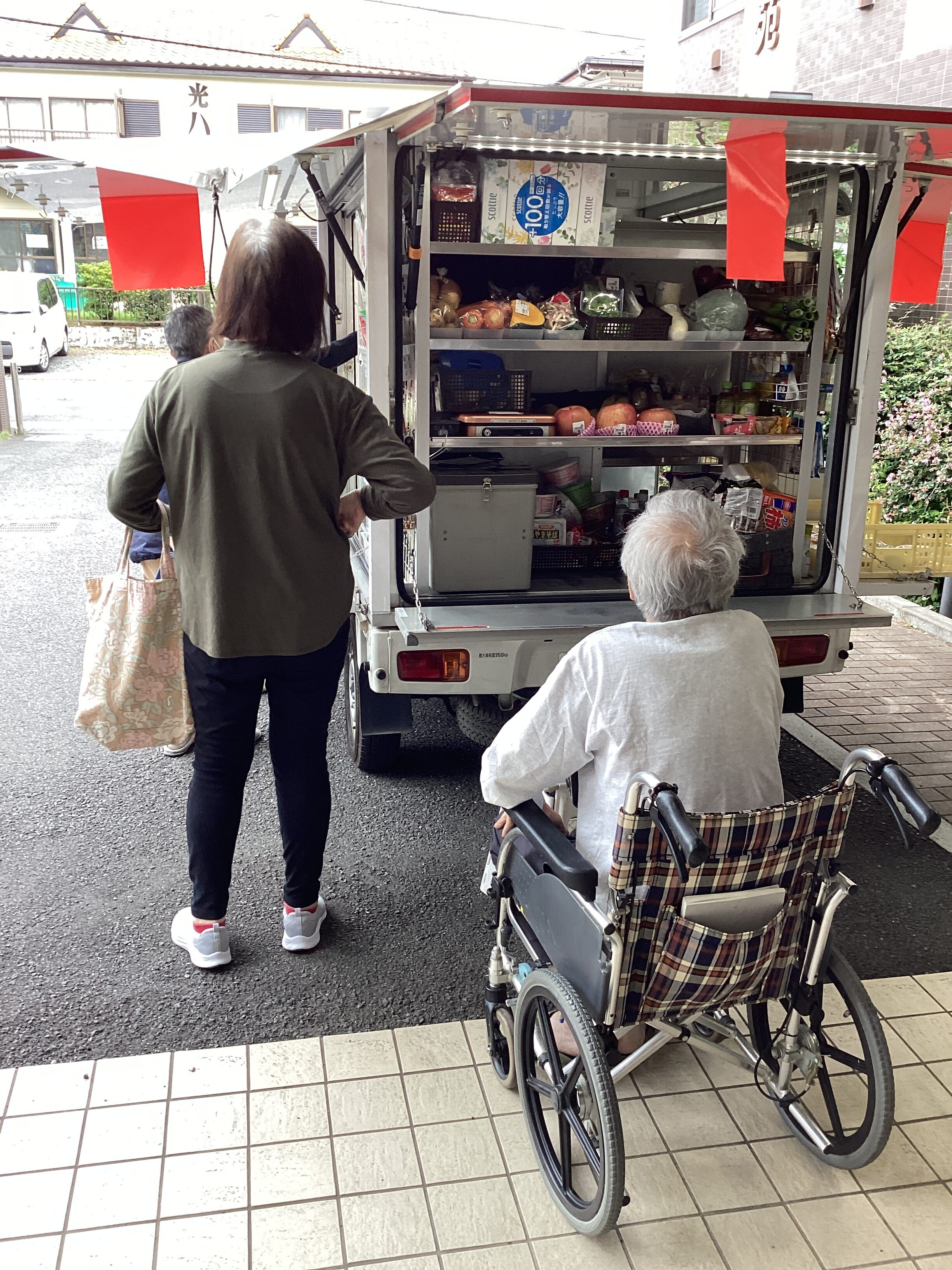 移動スーパーでお買い物