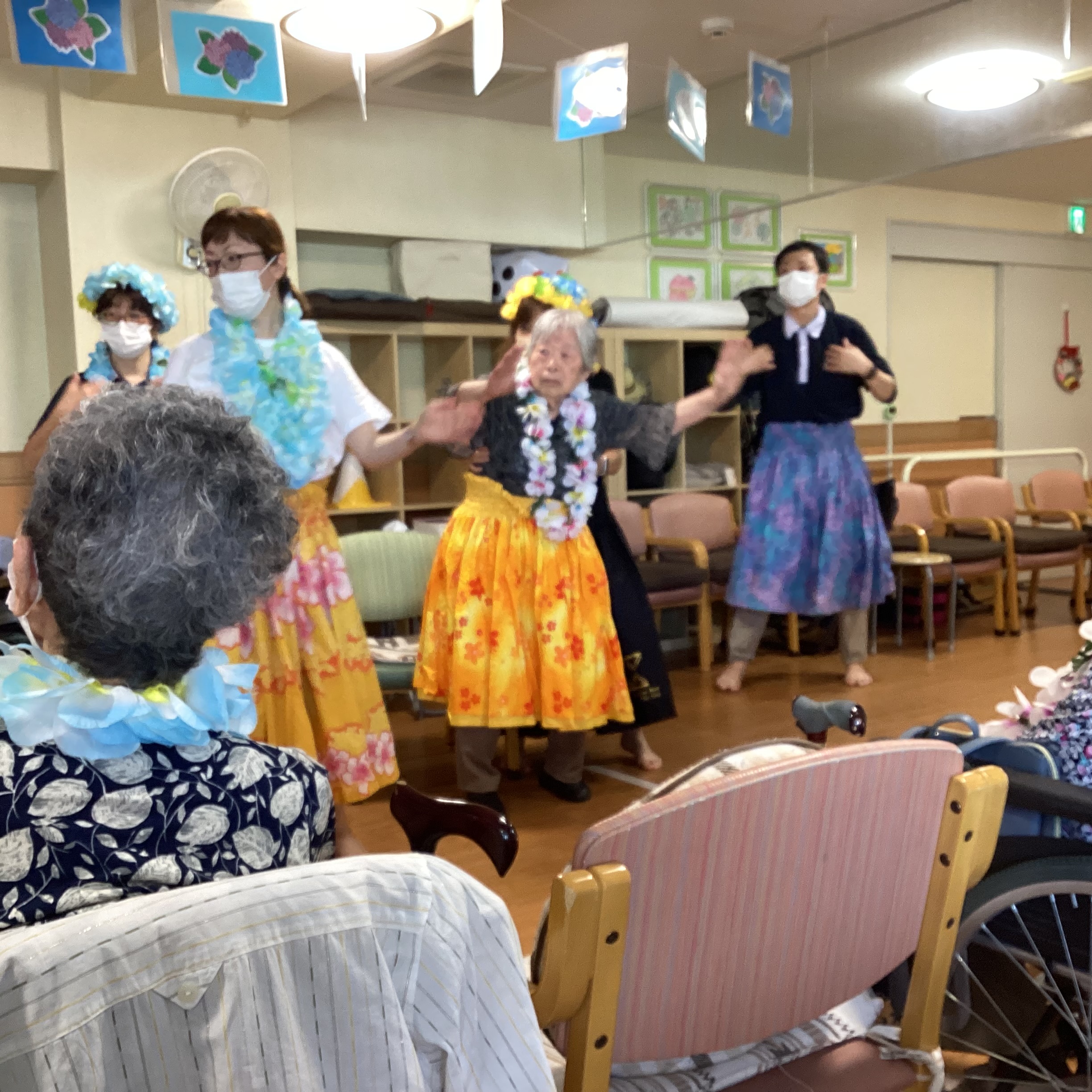 当社有志によるフラダンスの夕べ（昼間ですが！）を開催いたしました。