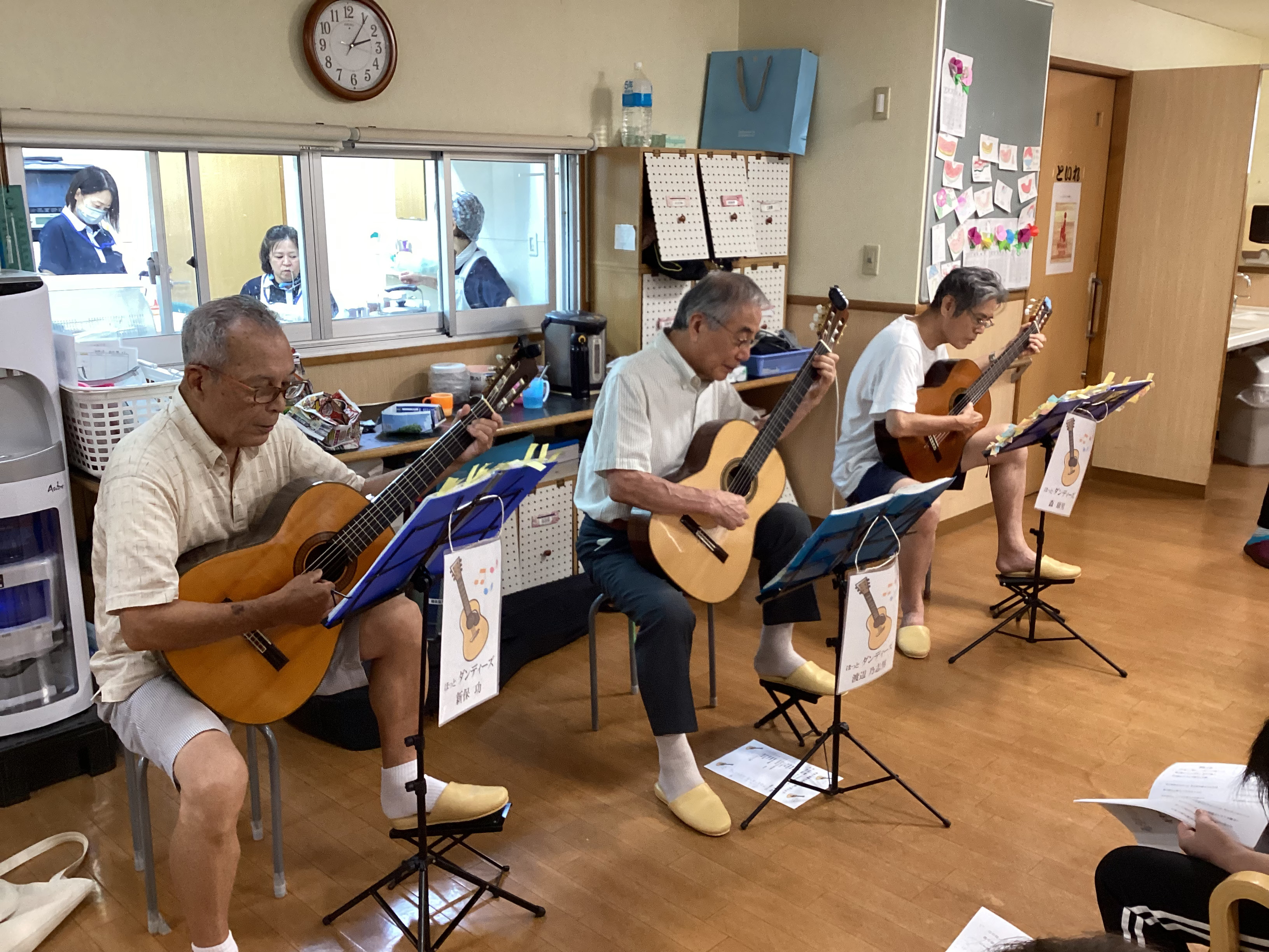 今月もホットな「ほっとダンディーズ」のギター🎸演奏