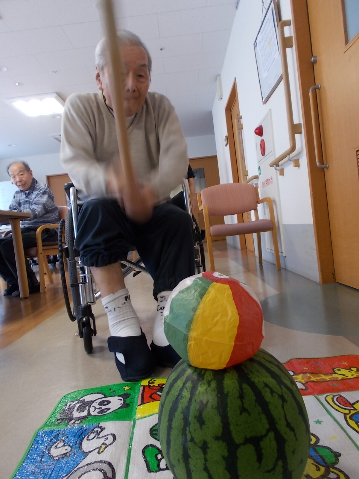 恒例のスイカ(の上に乗せた紙風船)割り