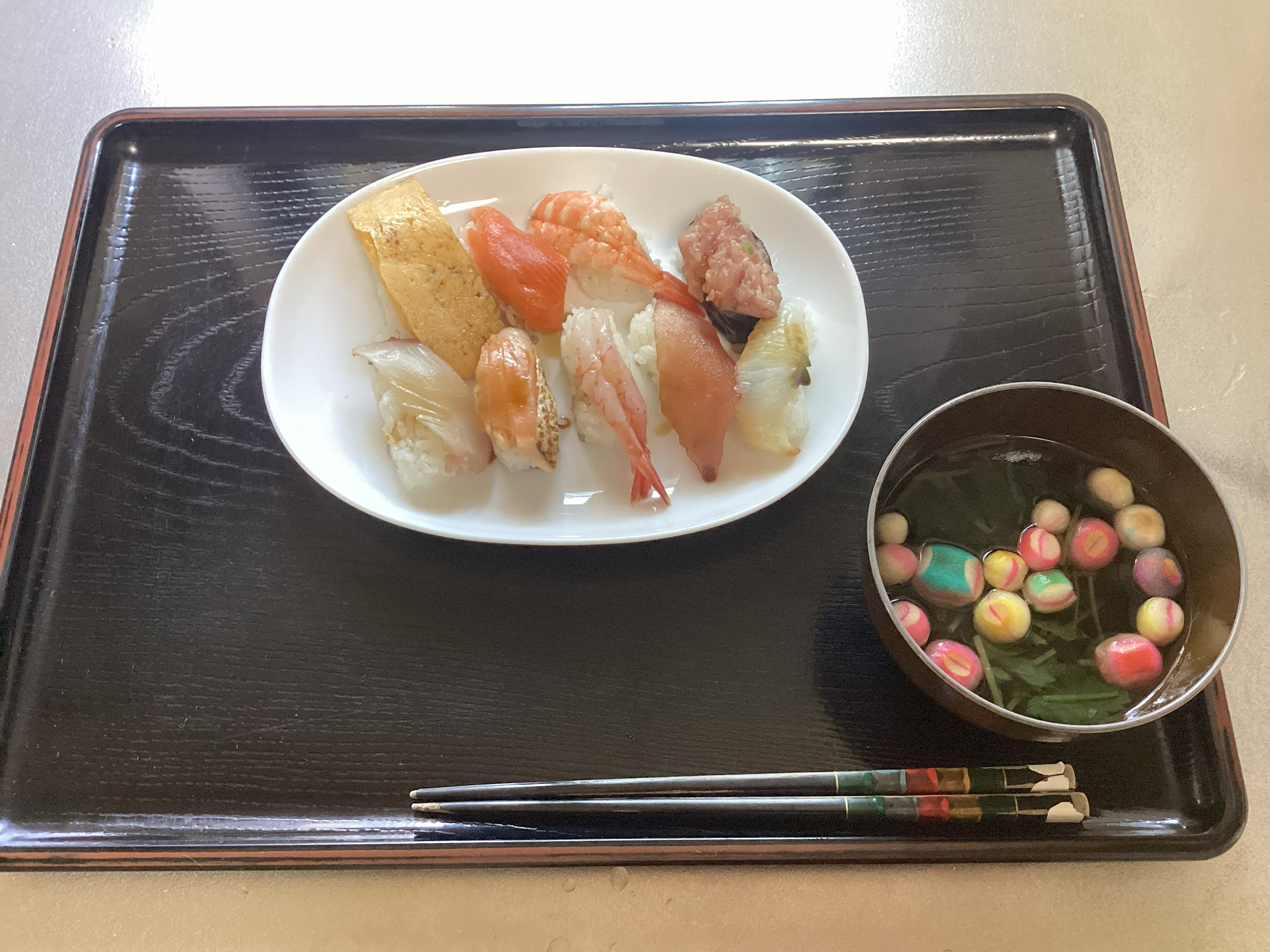 握りずしを召し上がりました。