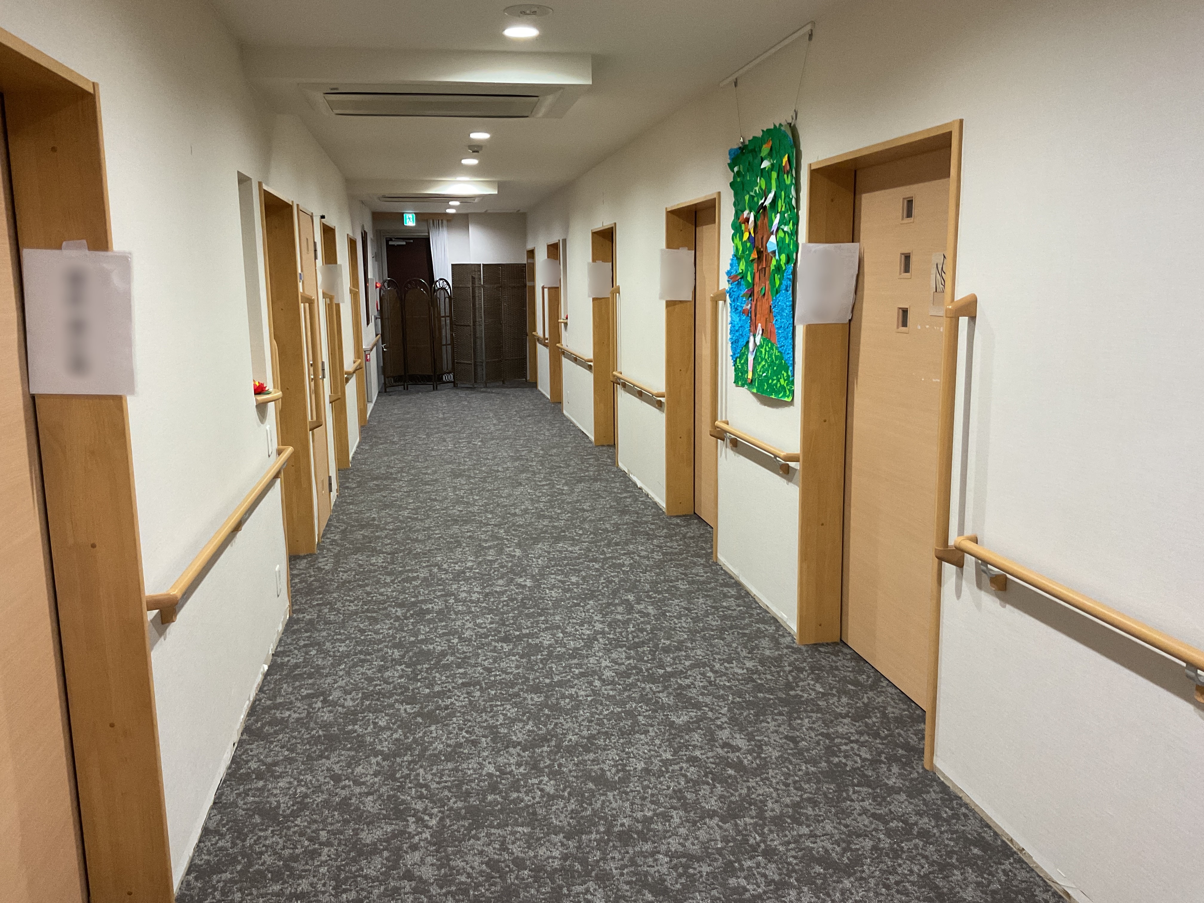 施設の床がどんどん綺麗になっています