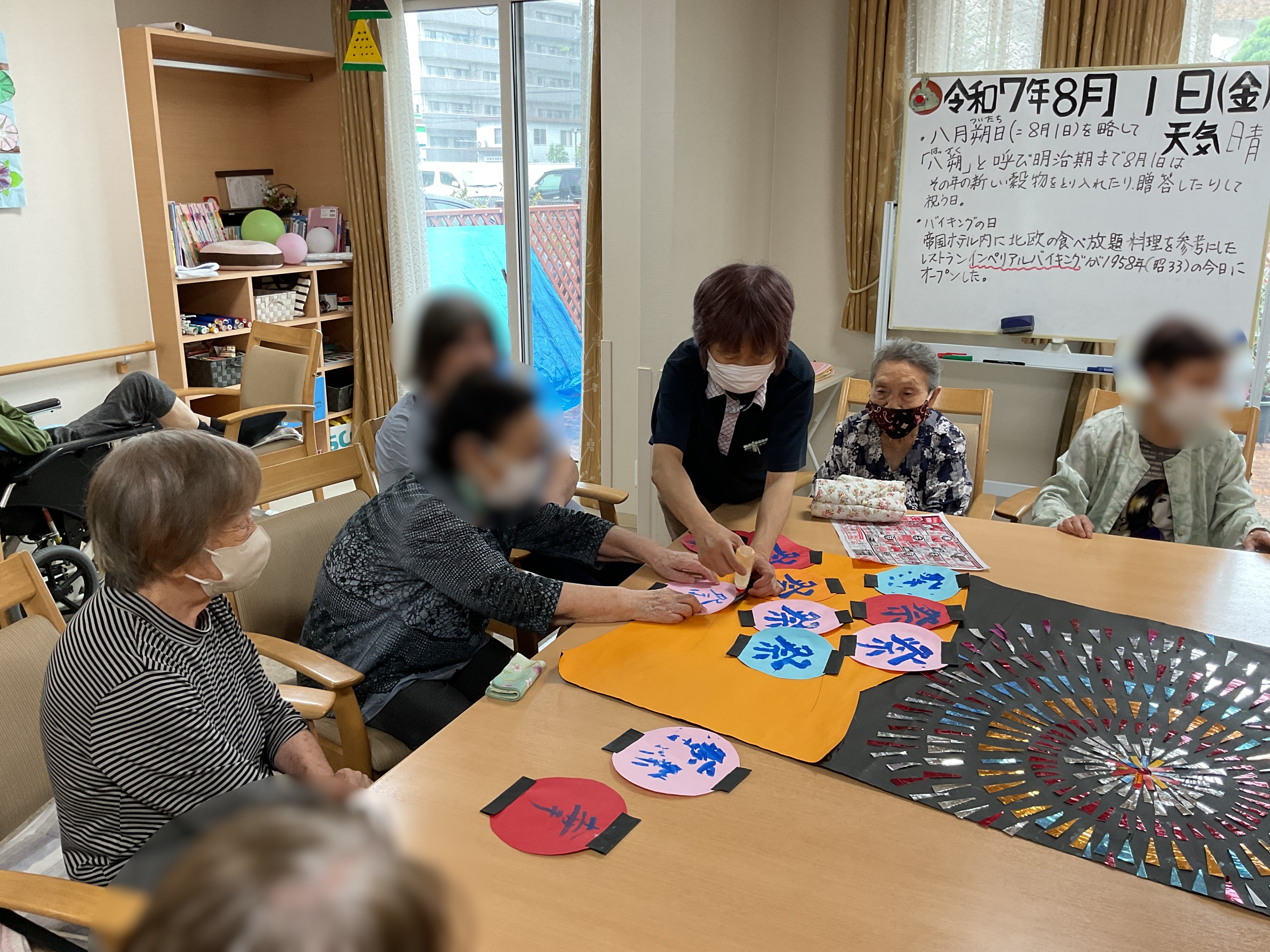 大きな花火と提灯と