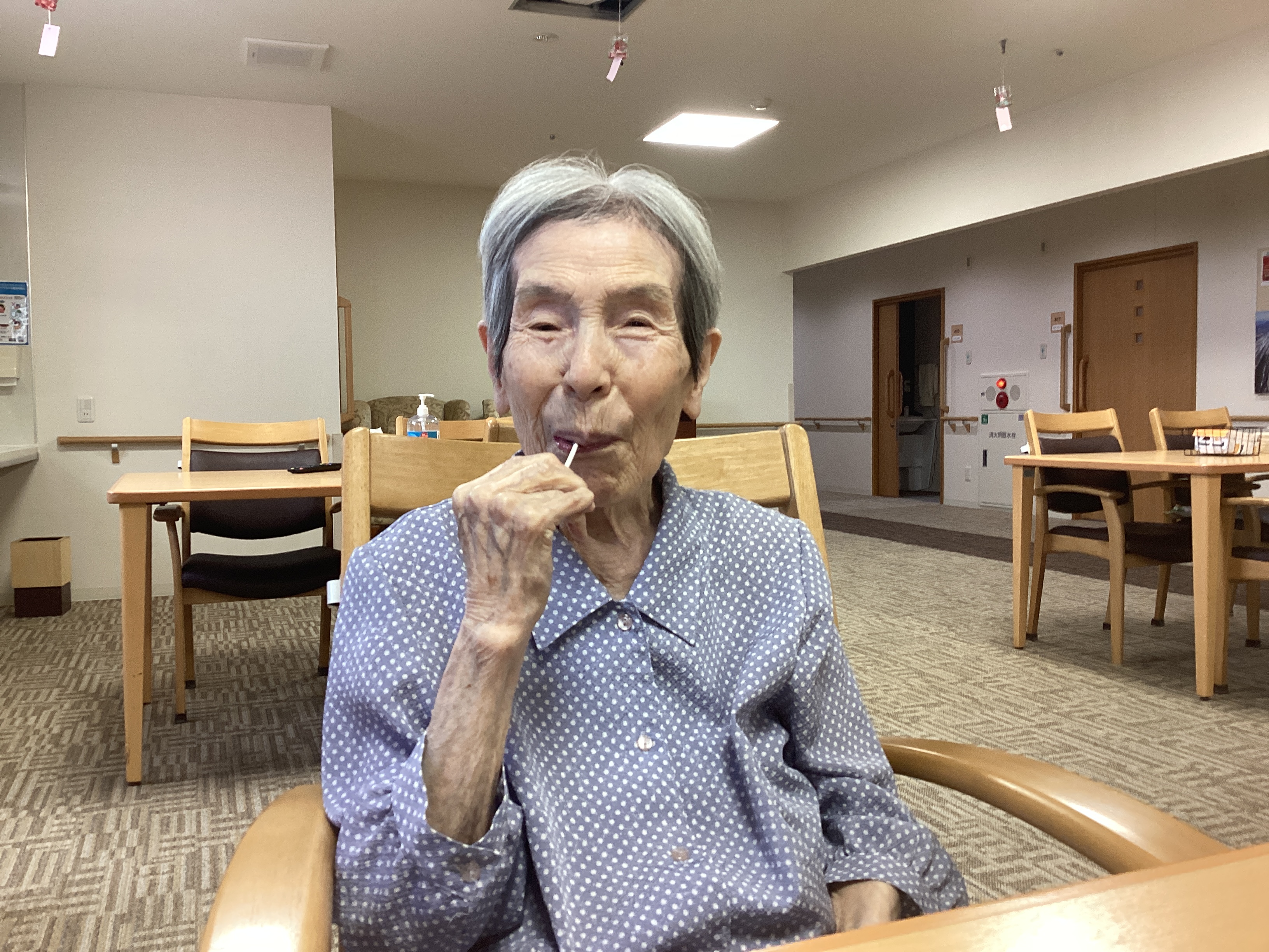懐かしいペロペロキャンディを食べてみました・・・