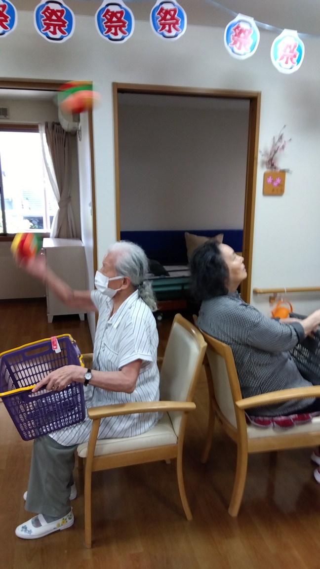 買い物カゴでボール入れゲーム