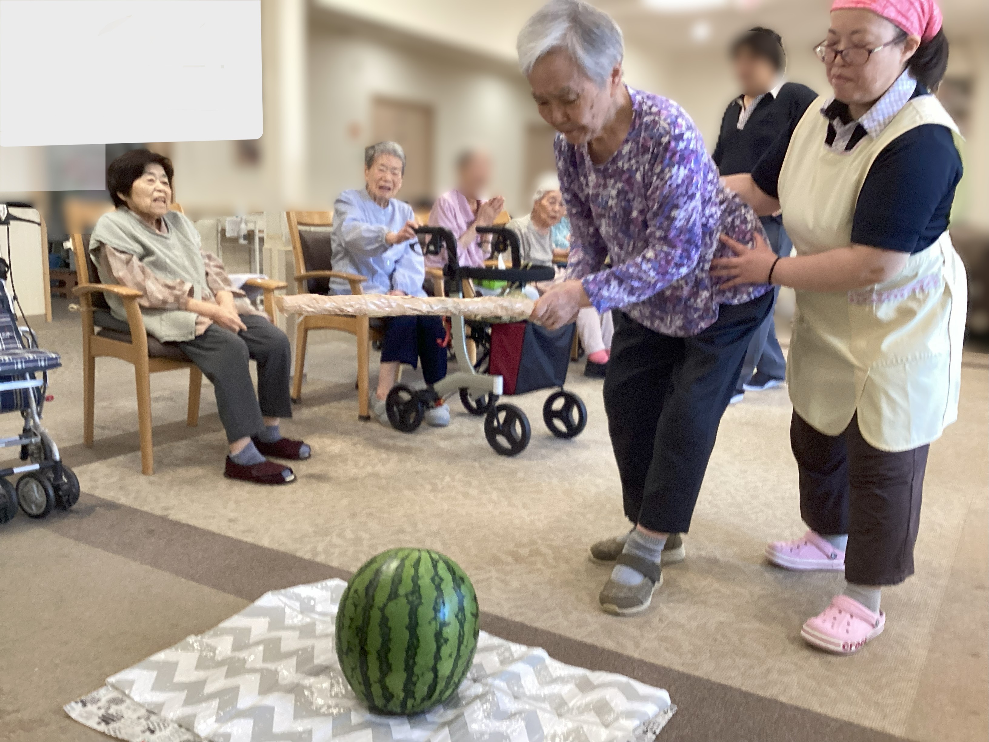 ①スイカ割り大会を開催しました🍉