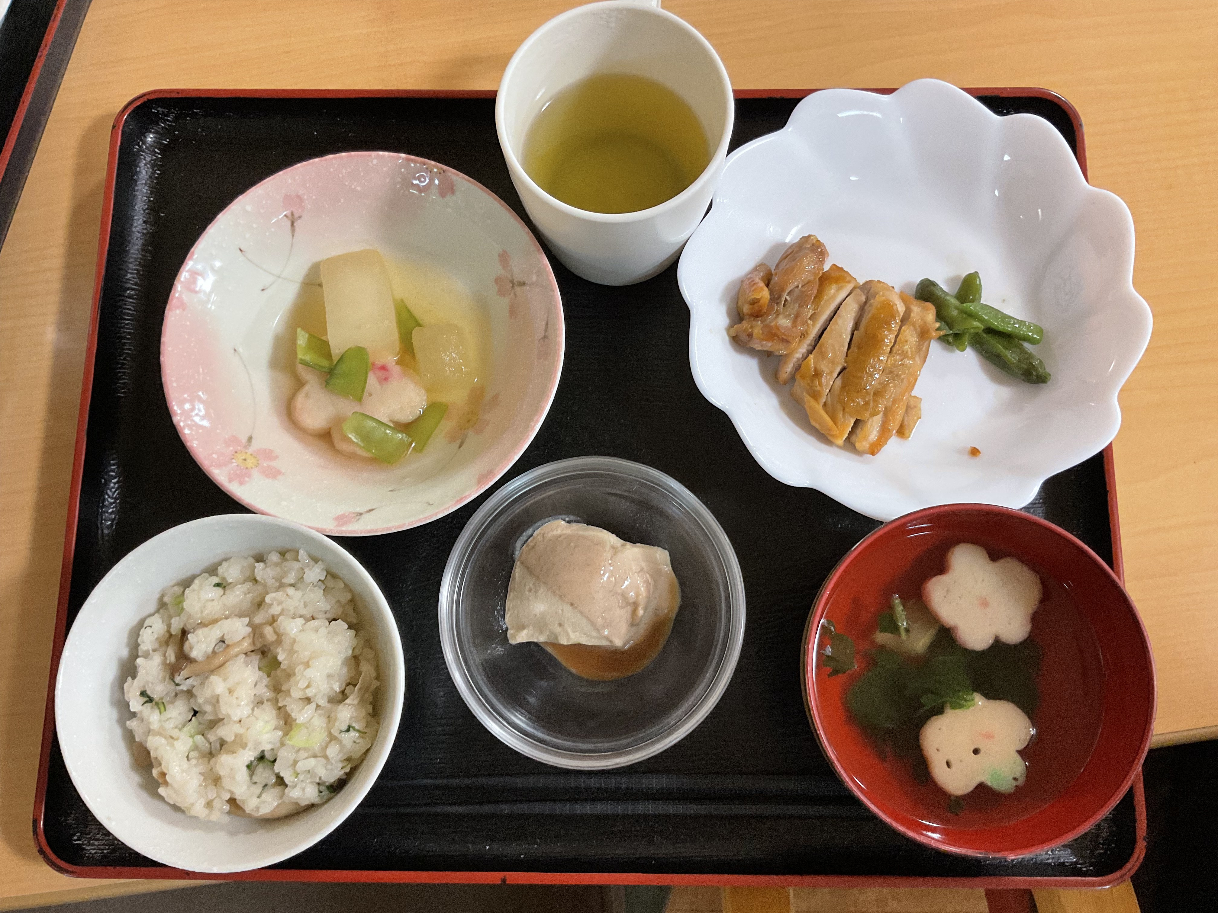 本日のお楽しみ献立は・・🍚