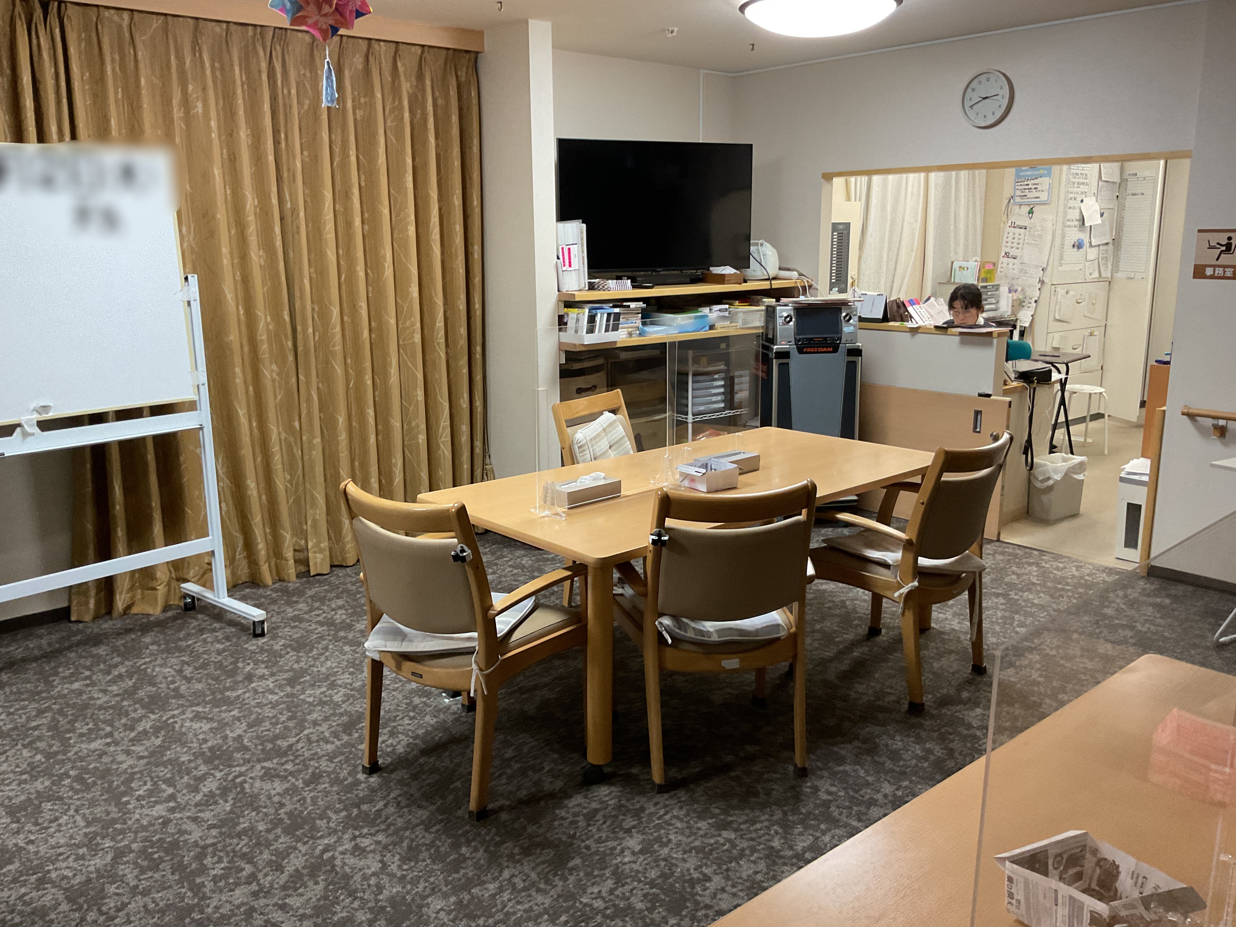 施設のフロアの床がきれいになりました！
