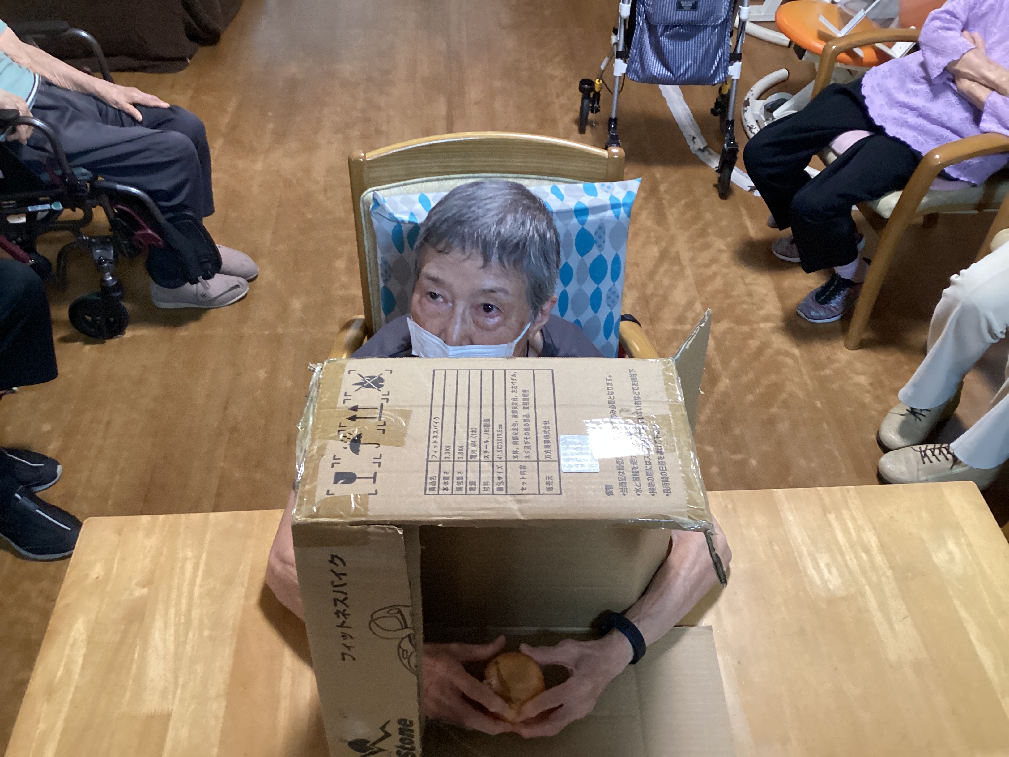 ？箱の中身はなんだろなっ？