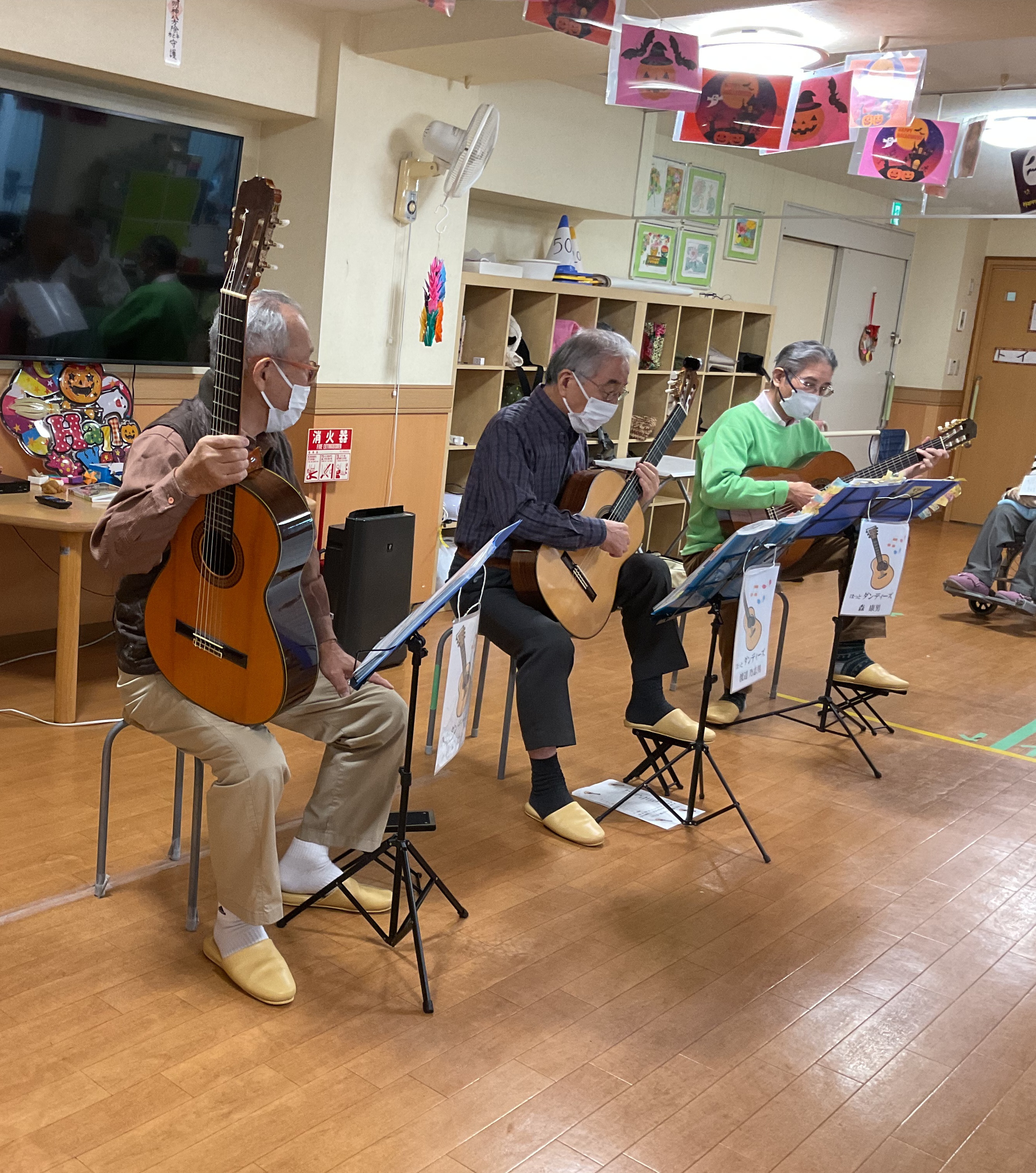 ほっとダンディーズのギター演奏で心が温まりました😊