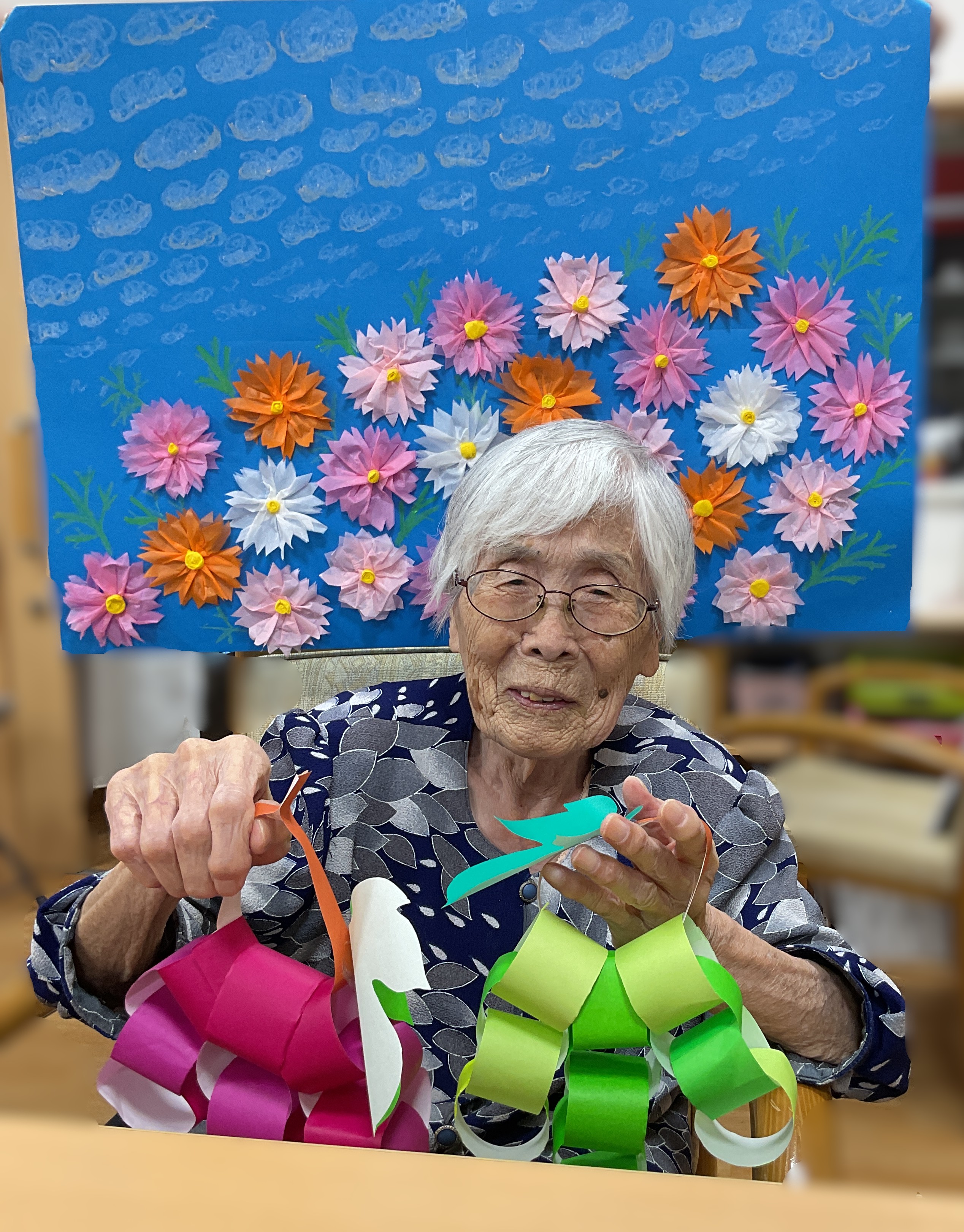 ぶどうを持ってコスモスの前で♪