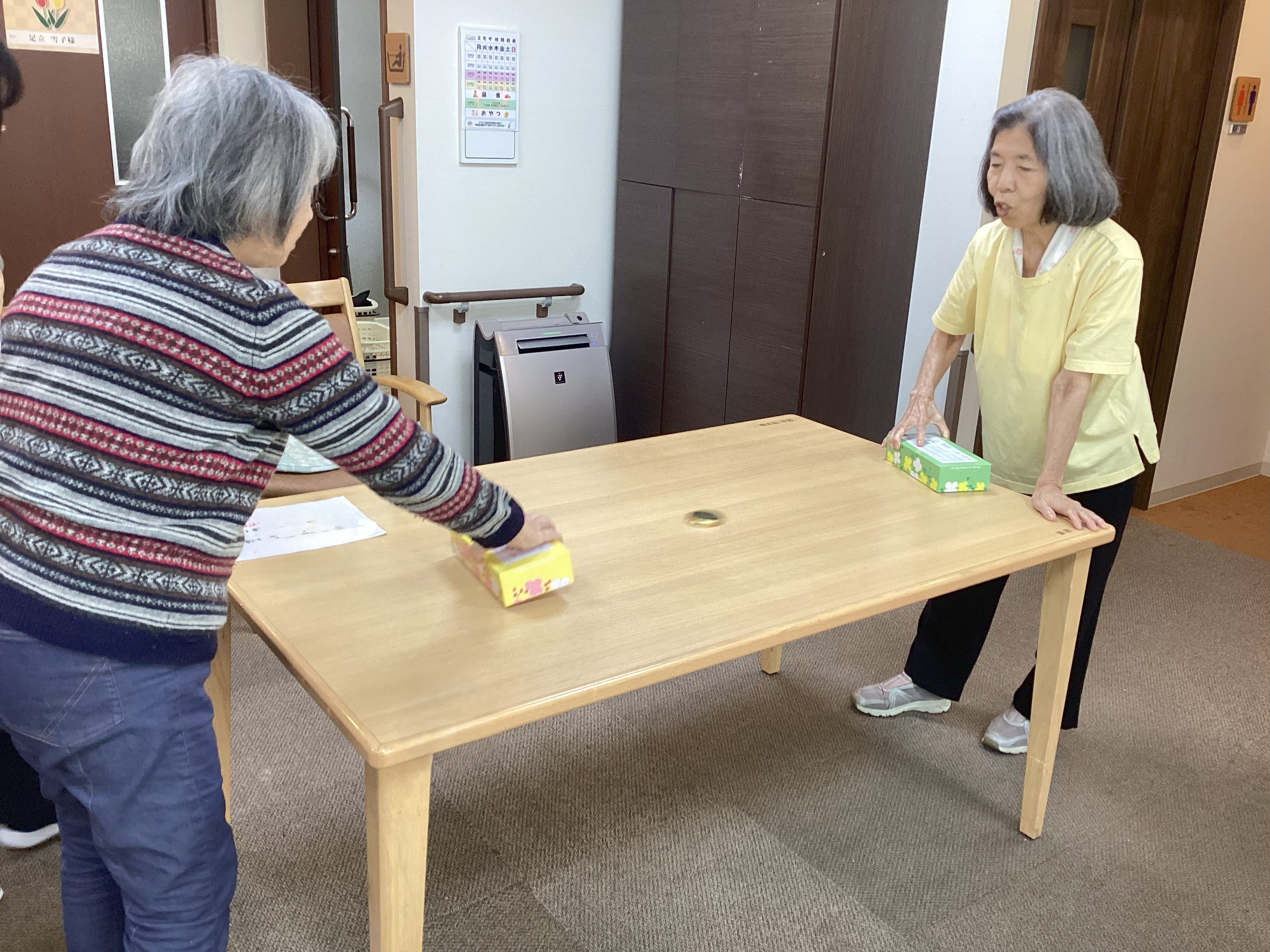 色んな物でホッケー対決(^_-)-☆