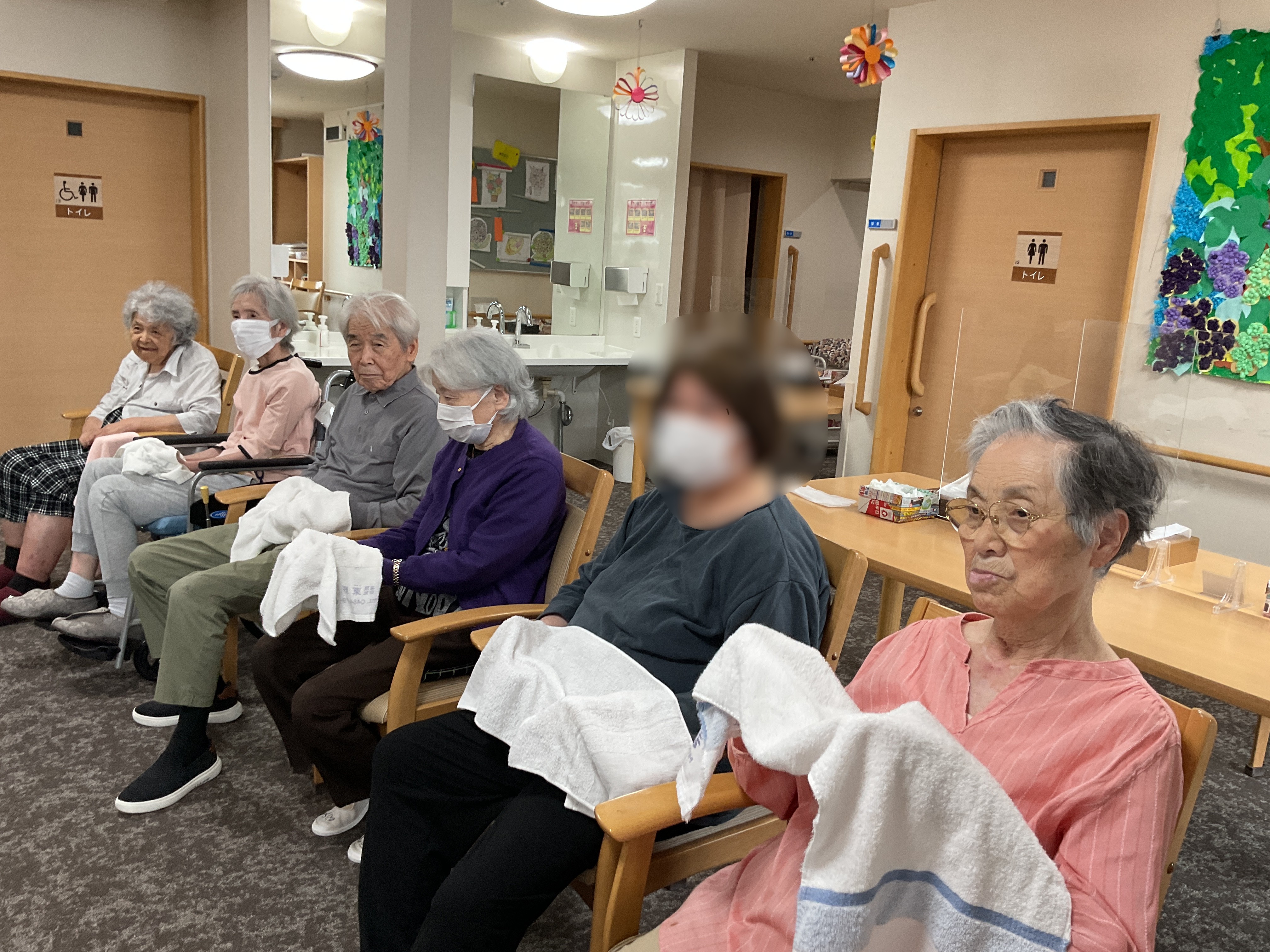 今日のレクリエーシはタオルを使った遊び