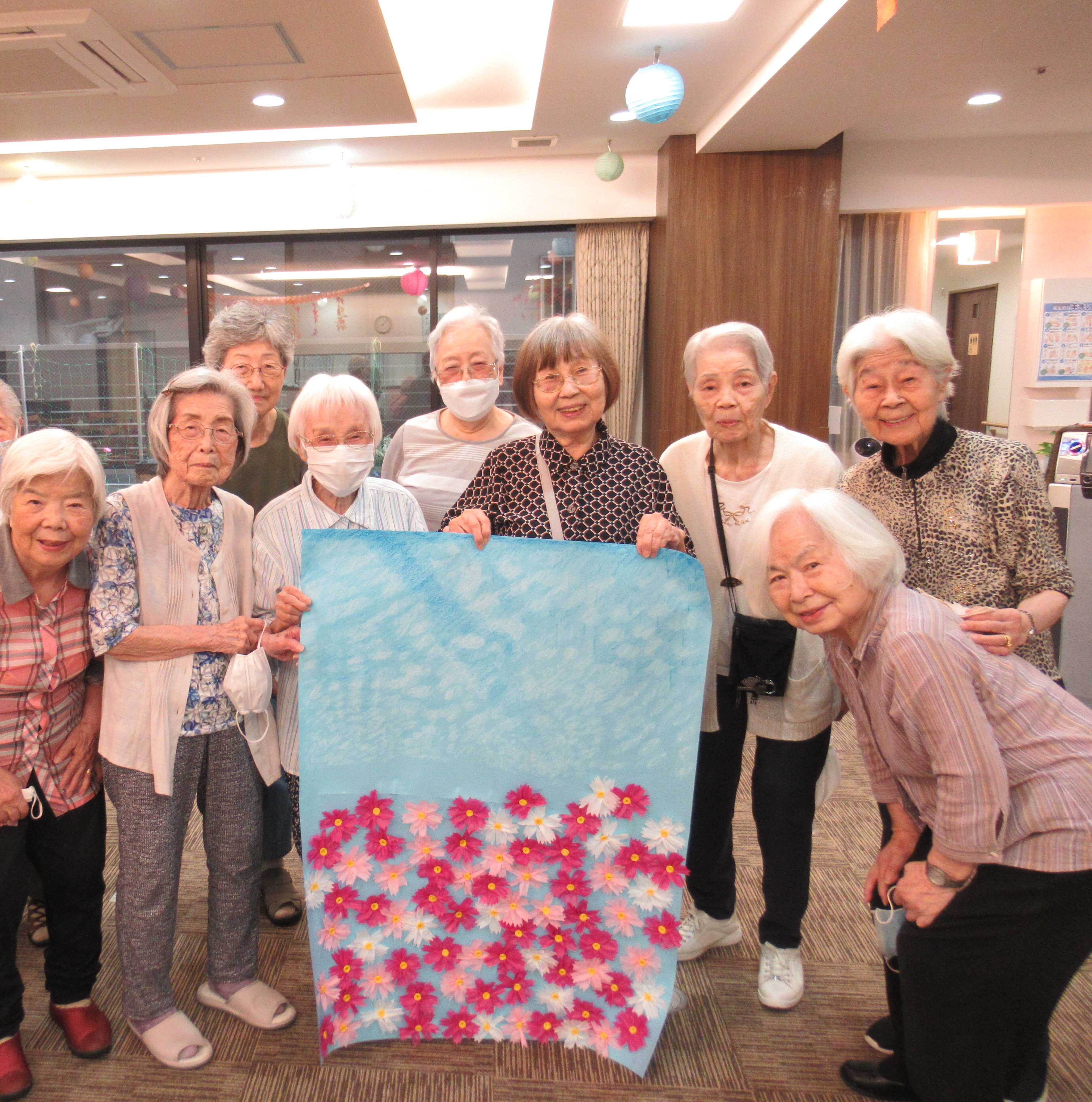 お花紙でコスモス畑の壁絵づくり
