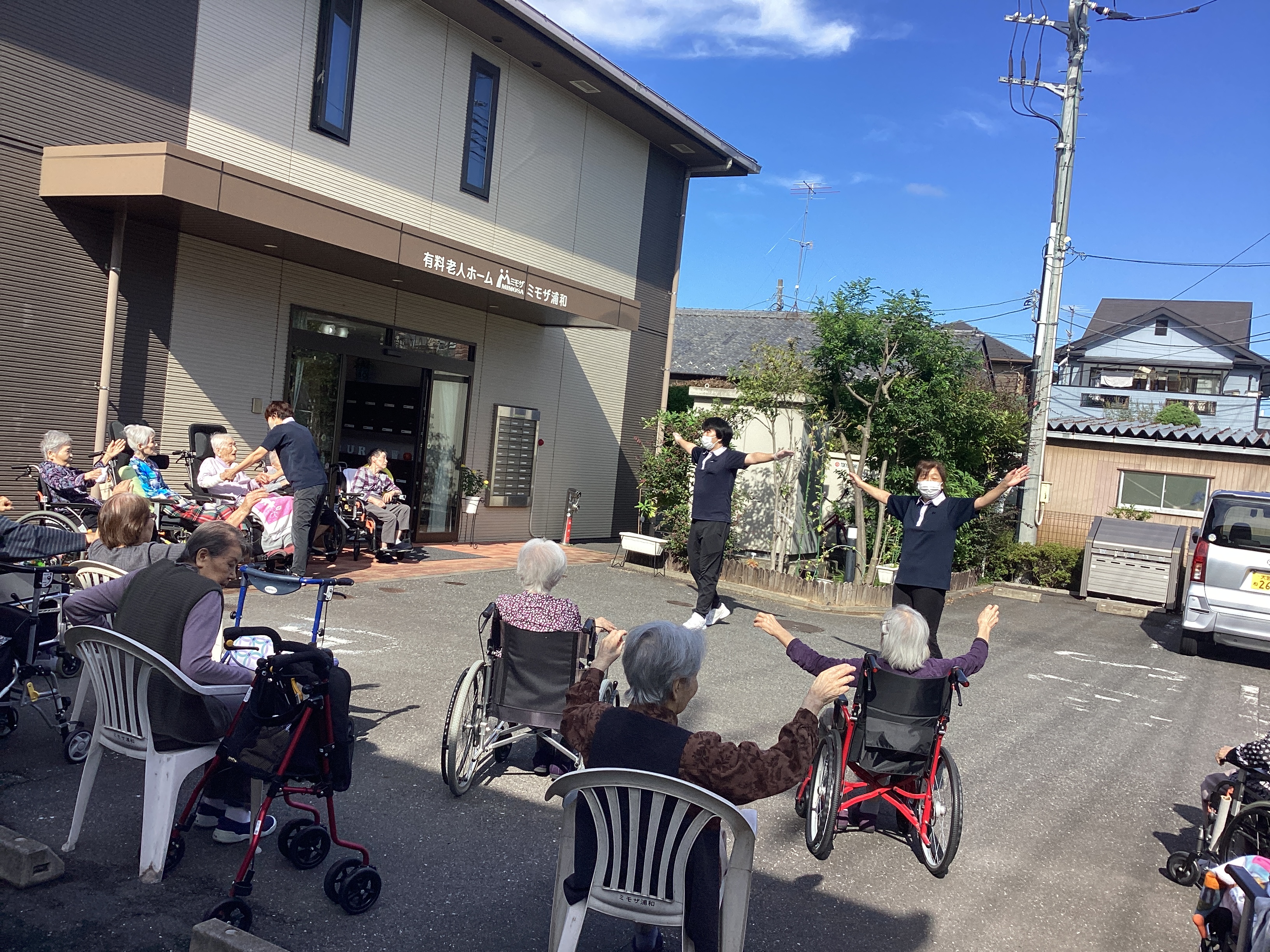 澄んだ秋空の下で
