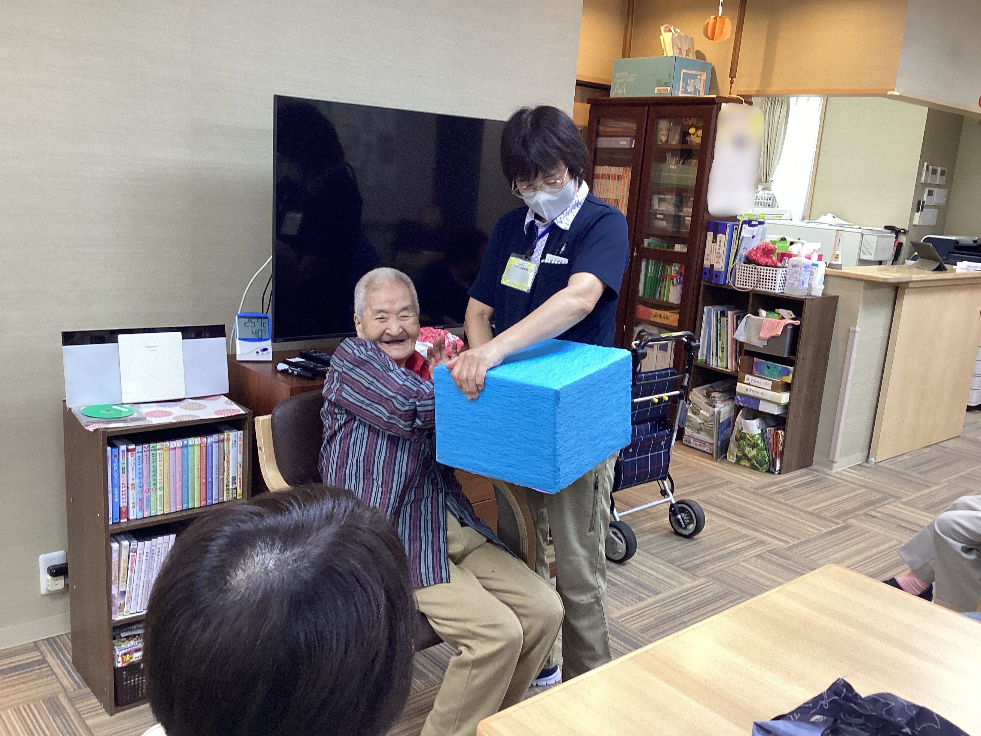 箱の中身はなんだろな⁉️