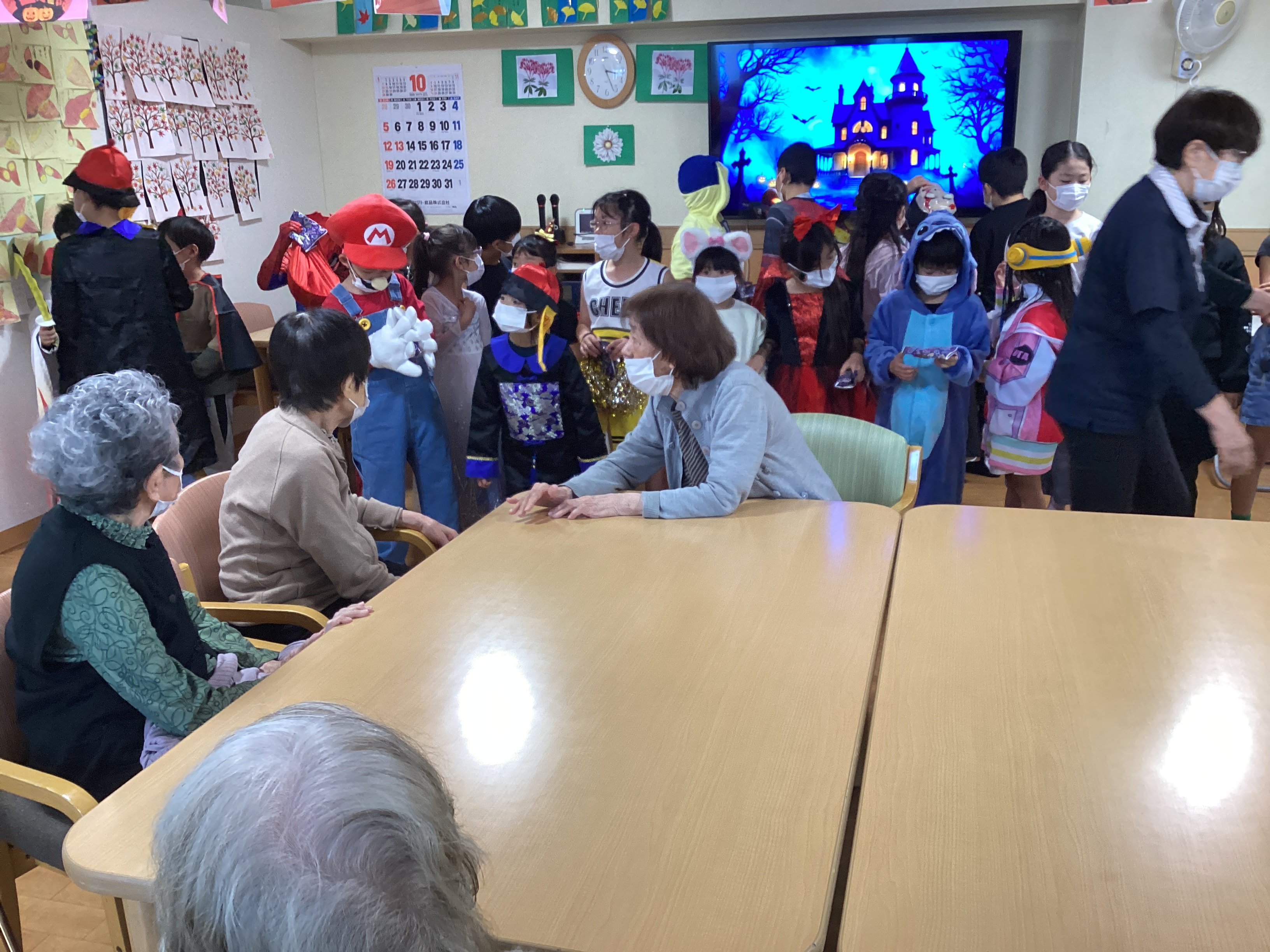 トリックオアトリート‼近所の学童の子供たちが施設を訪れました。