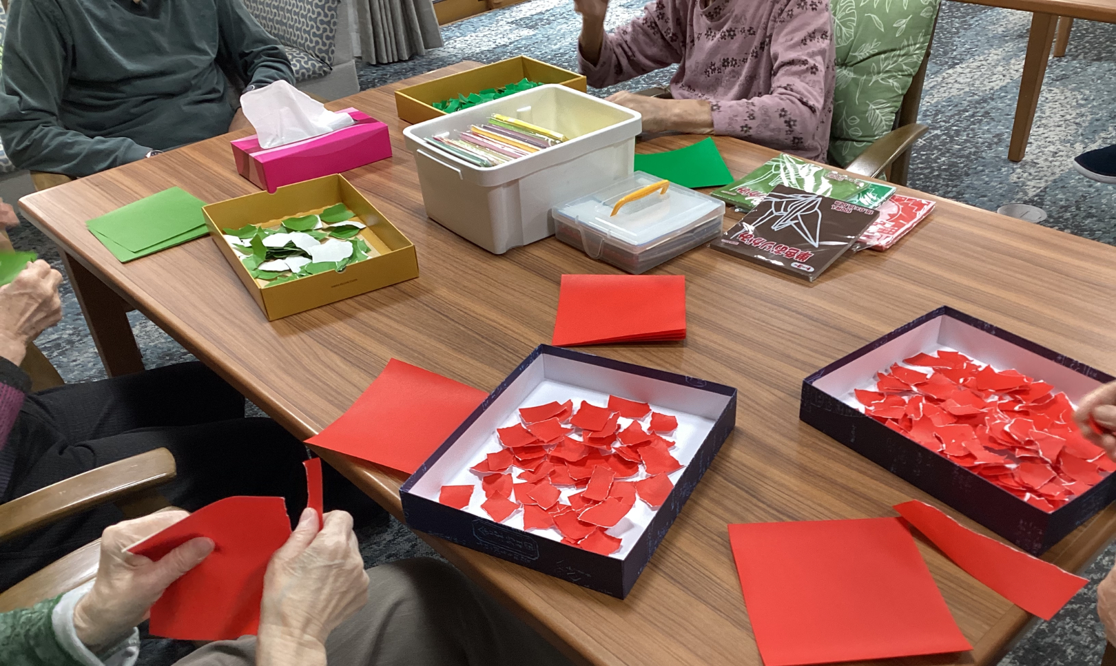 ちぎり絵を作成しています！