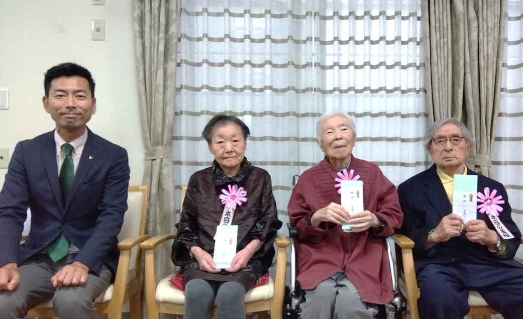 ご利用者３名が米寿を迎えられました！