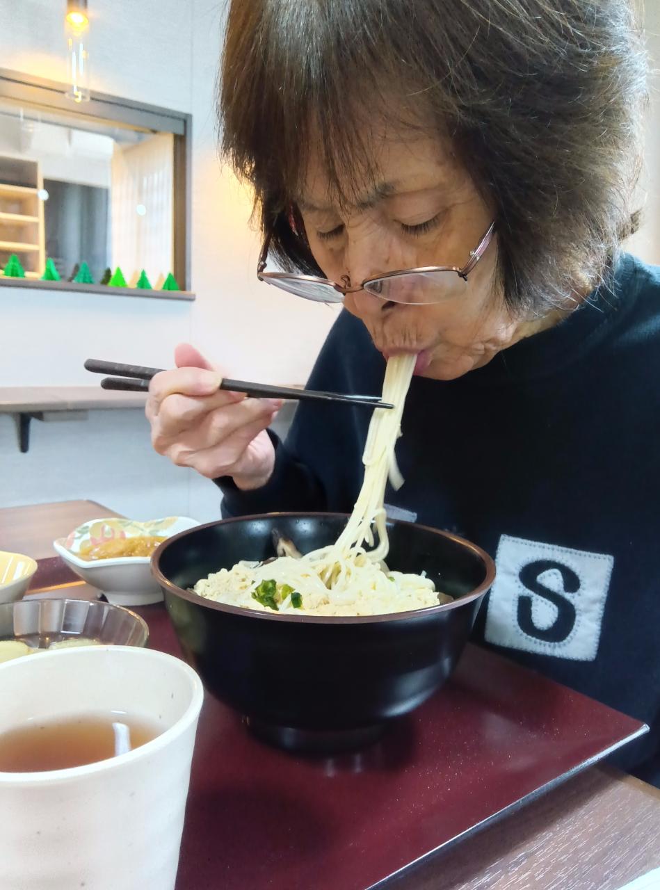 肌寒い日の昼食に