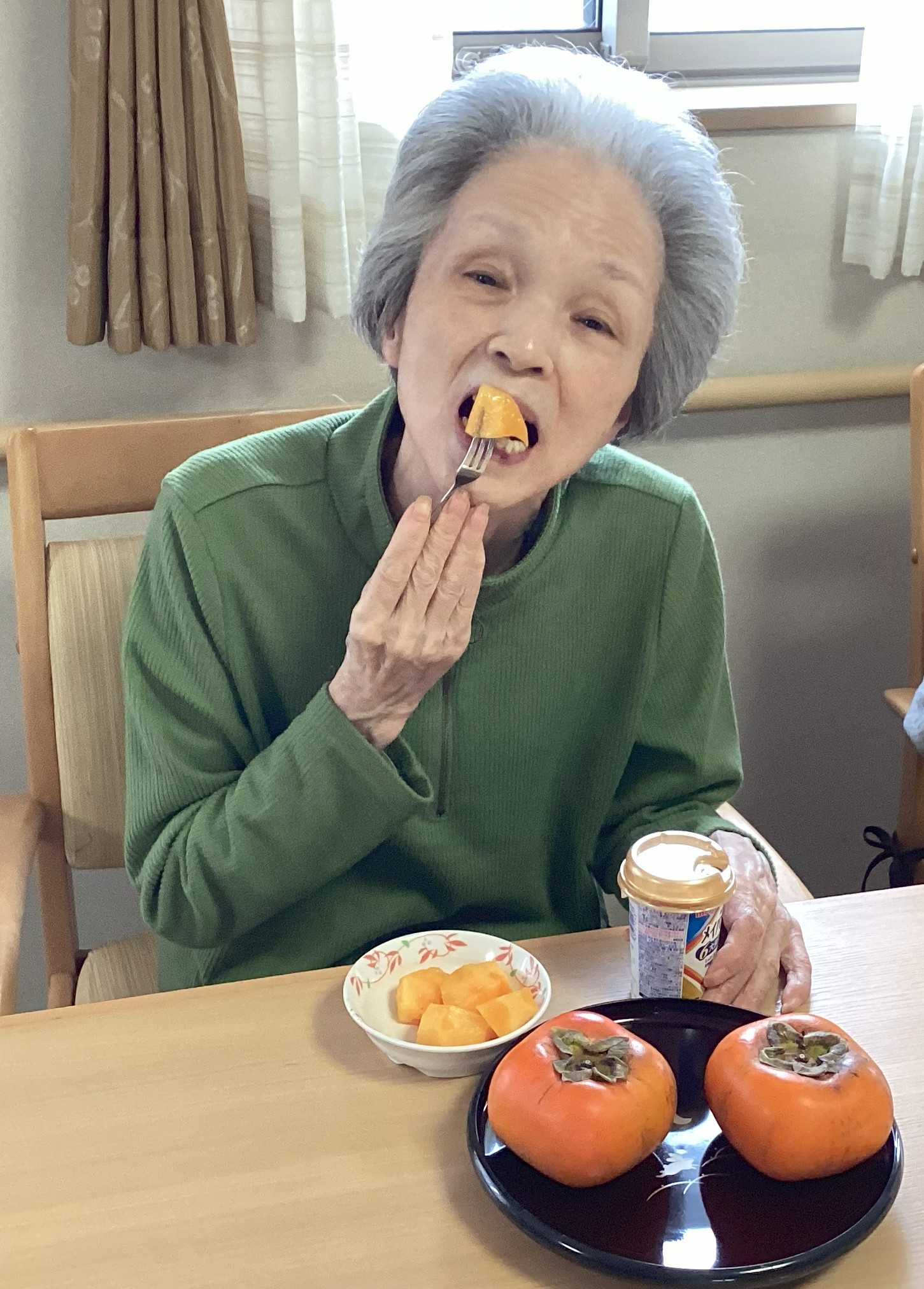 柿を美味しく頂きました(^^♪