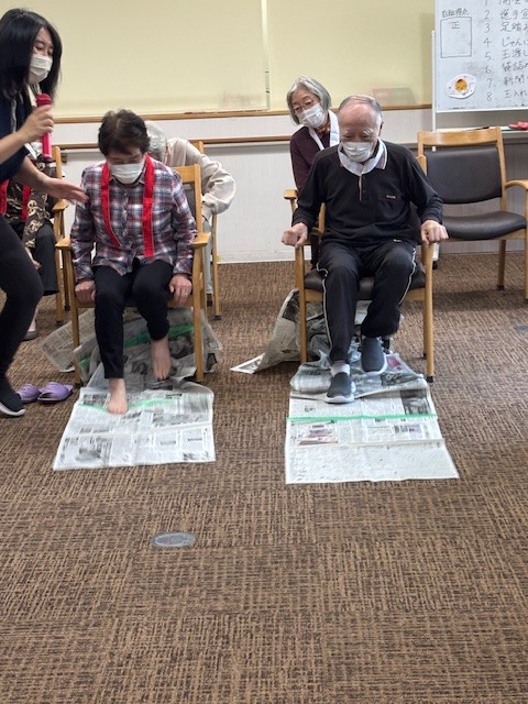 運動会の新聞リレーと玉入れ