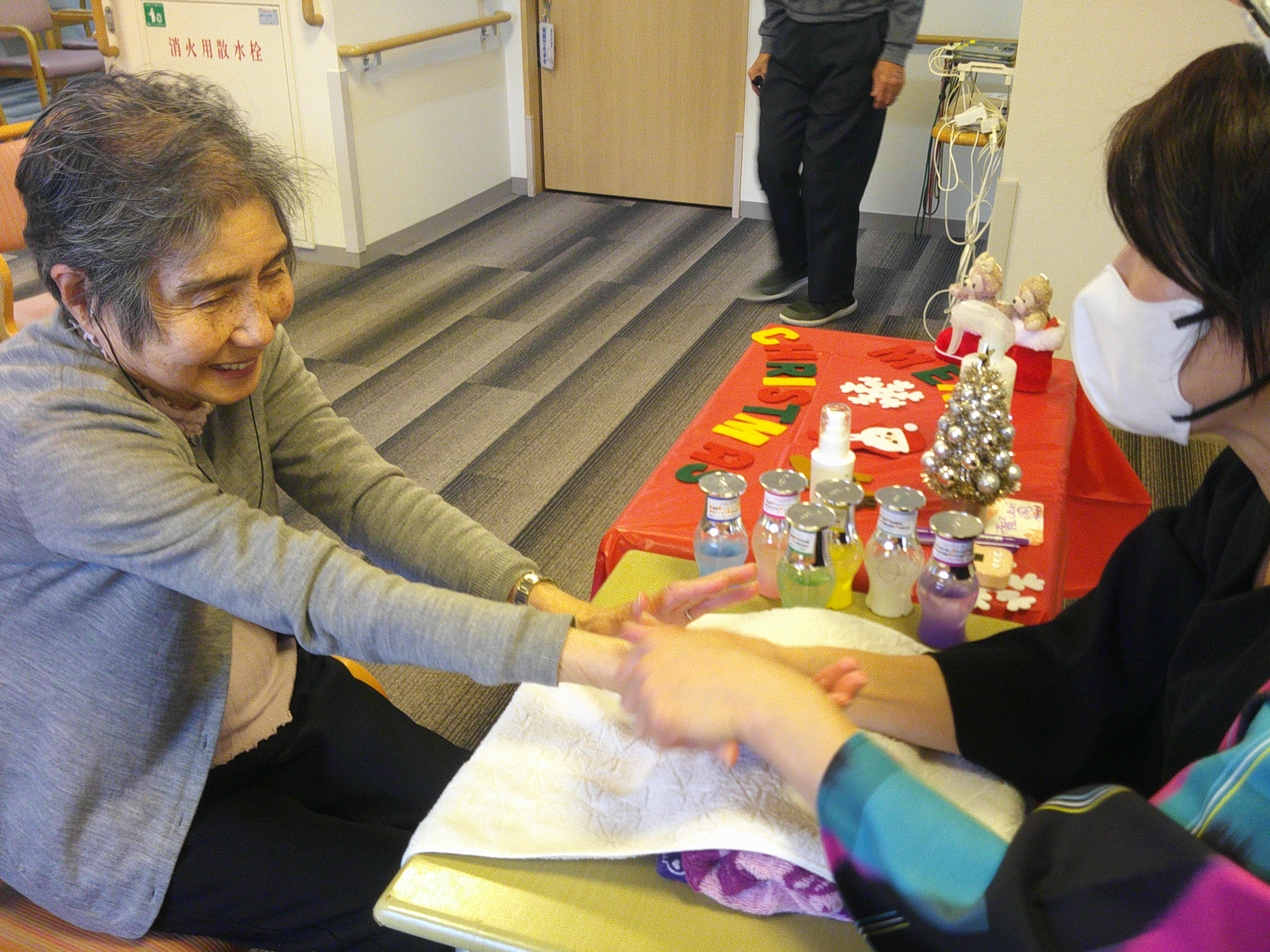 ハンドマッサージの先生が来てくださいました