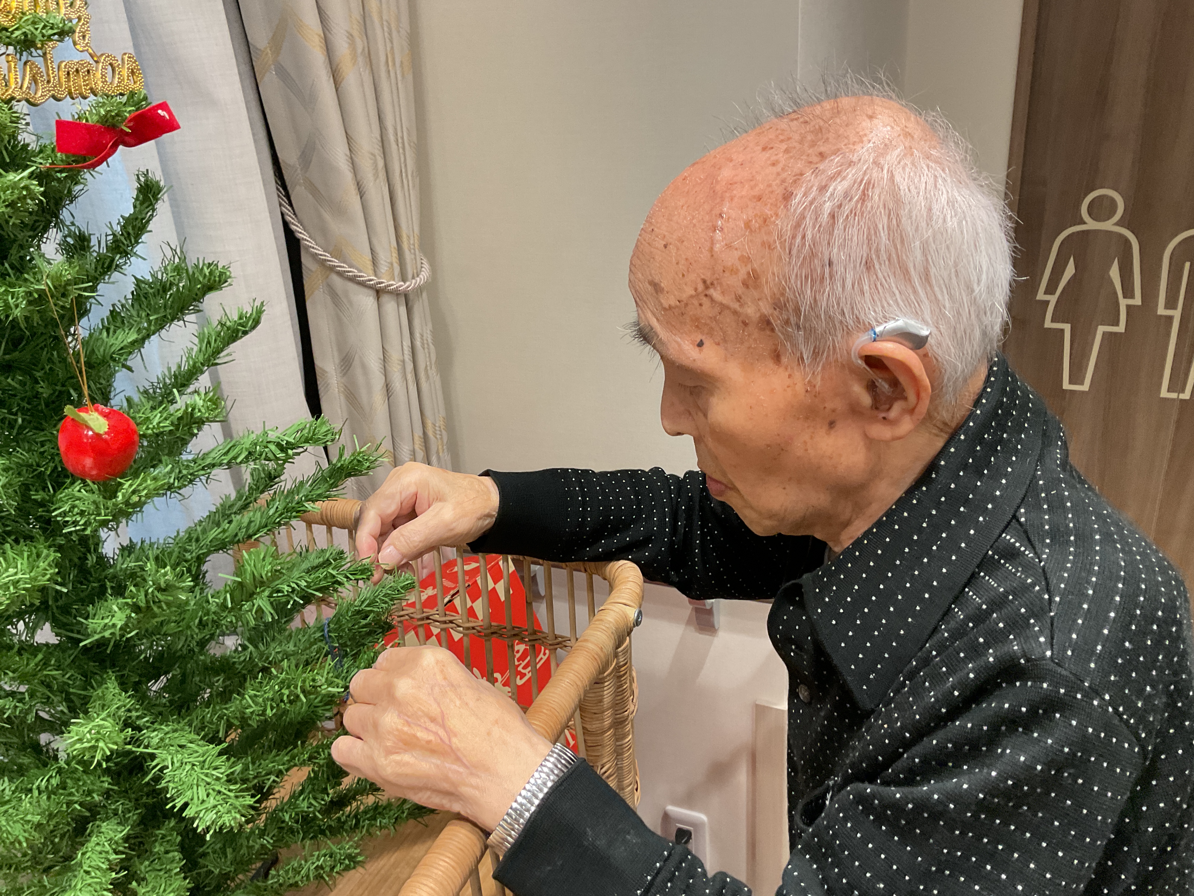 クリスマスツリー飾り付け