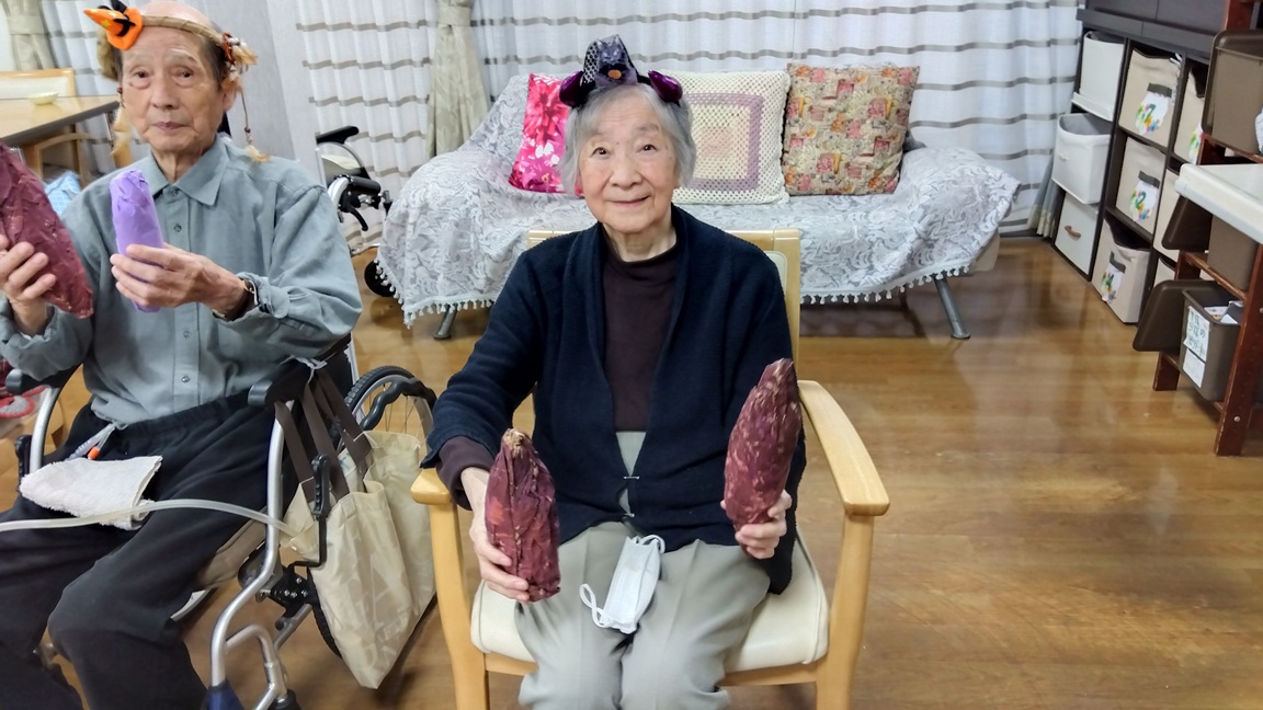 ハロウィーン仮装で芋ほり？？？笑