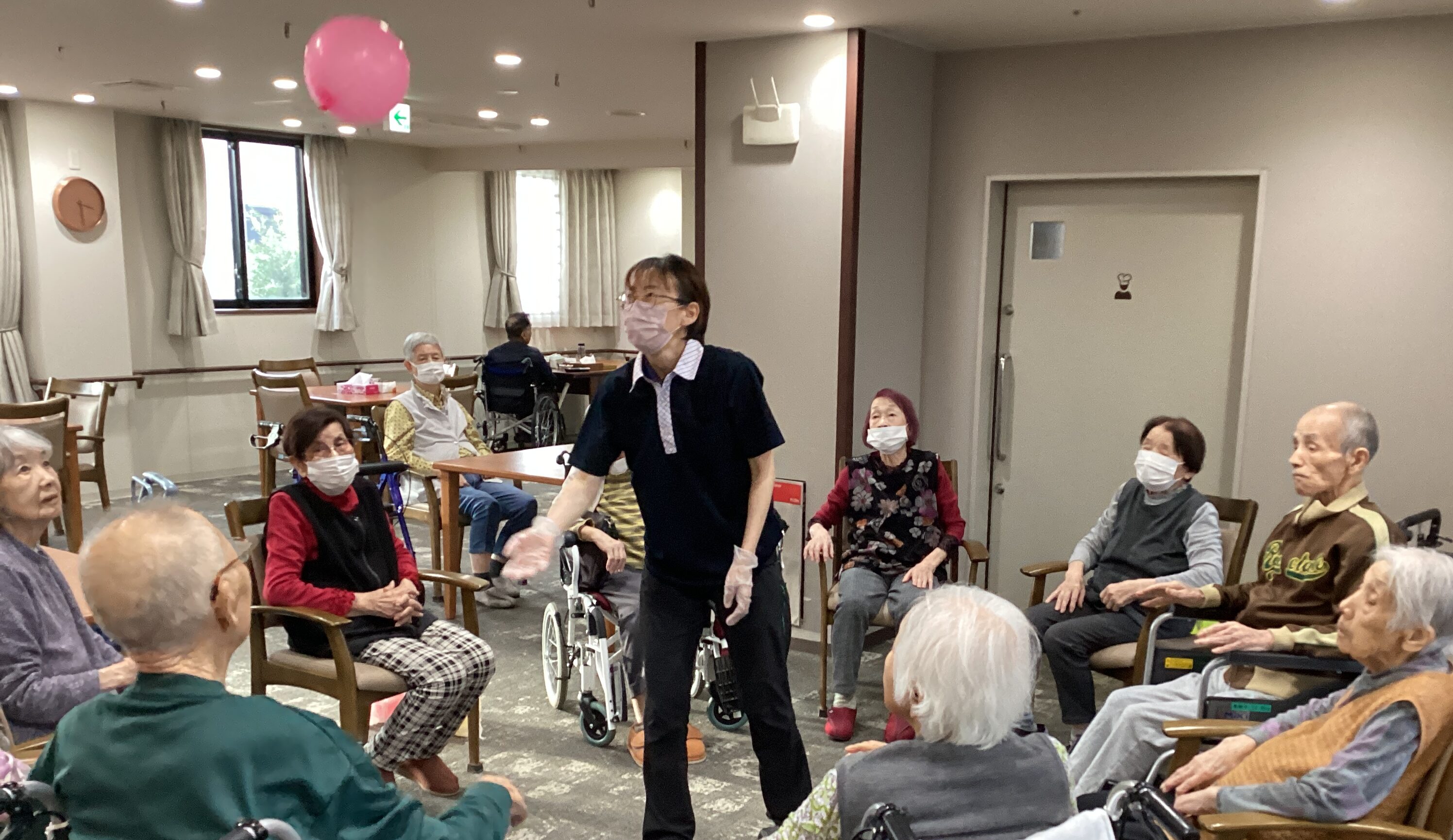 今日のレクリエーション　～風船バレー～