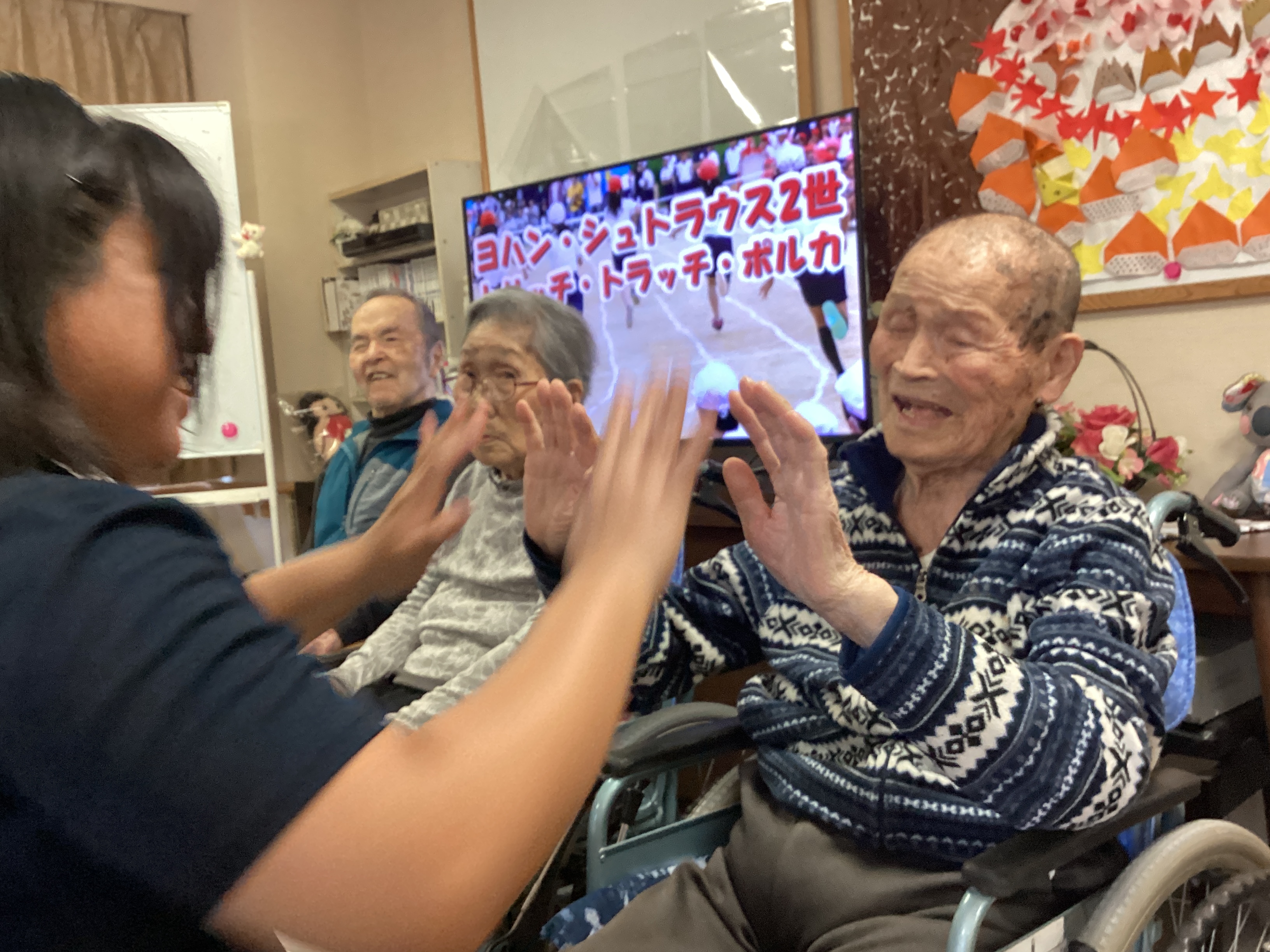 ボールリレーでハイタッチ♪