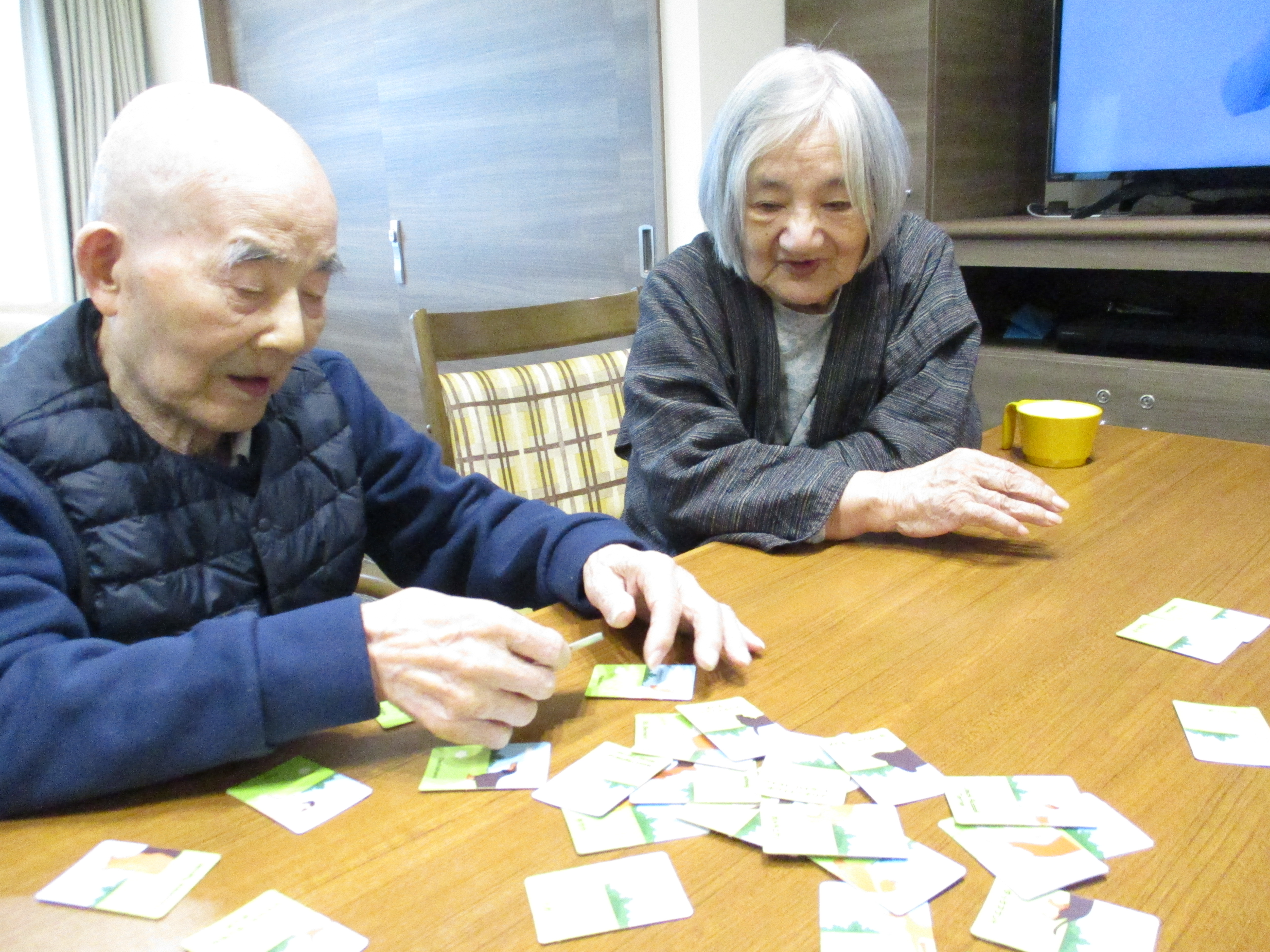 二人で協力して絵合わせ