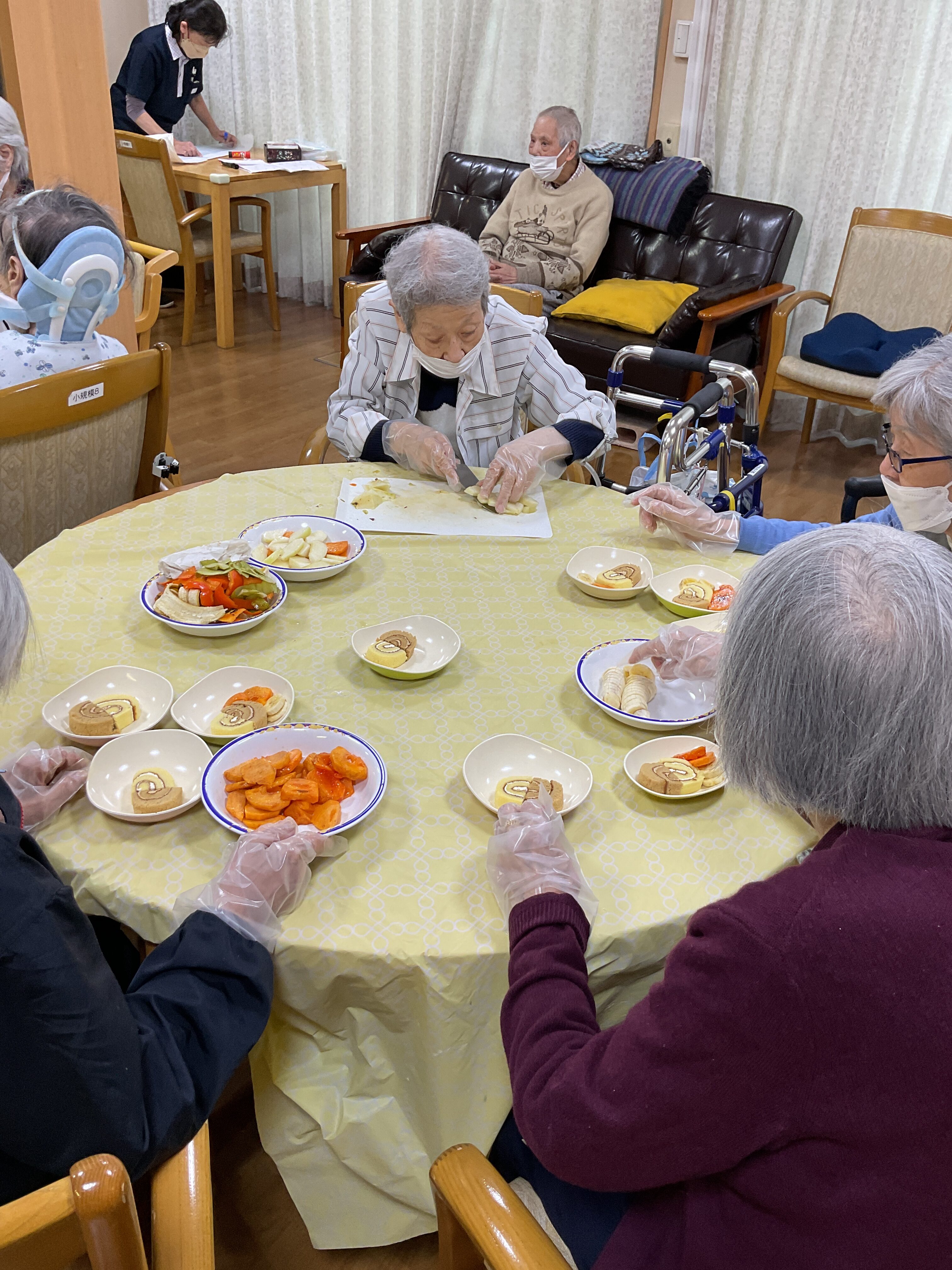 季節の果物でおやつレク
