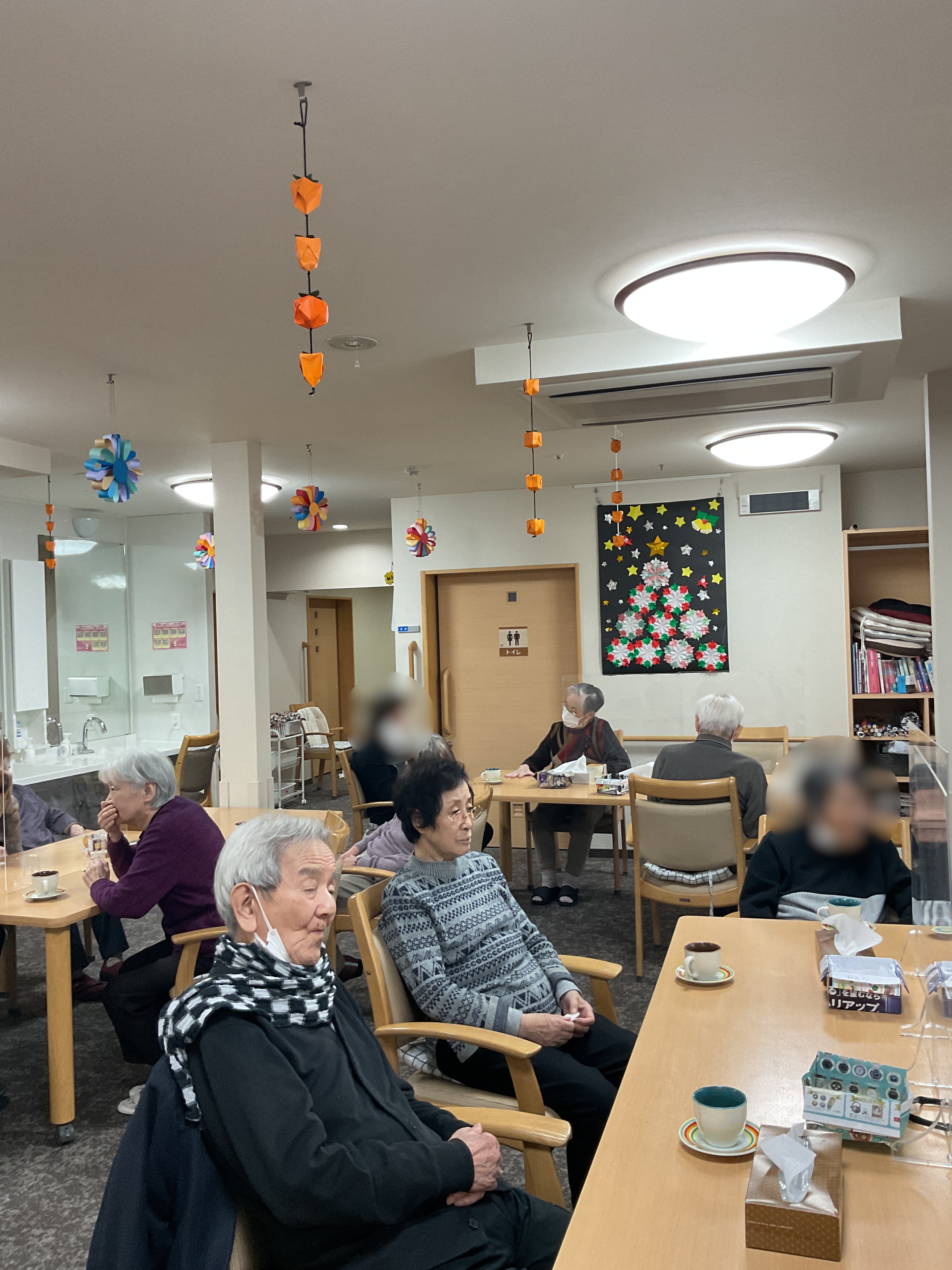 天井から渋柿を吊るそう